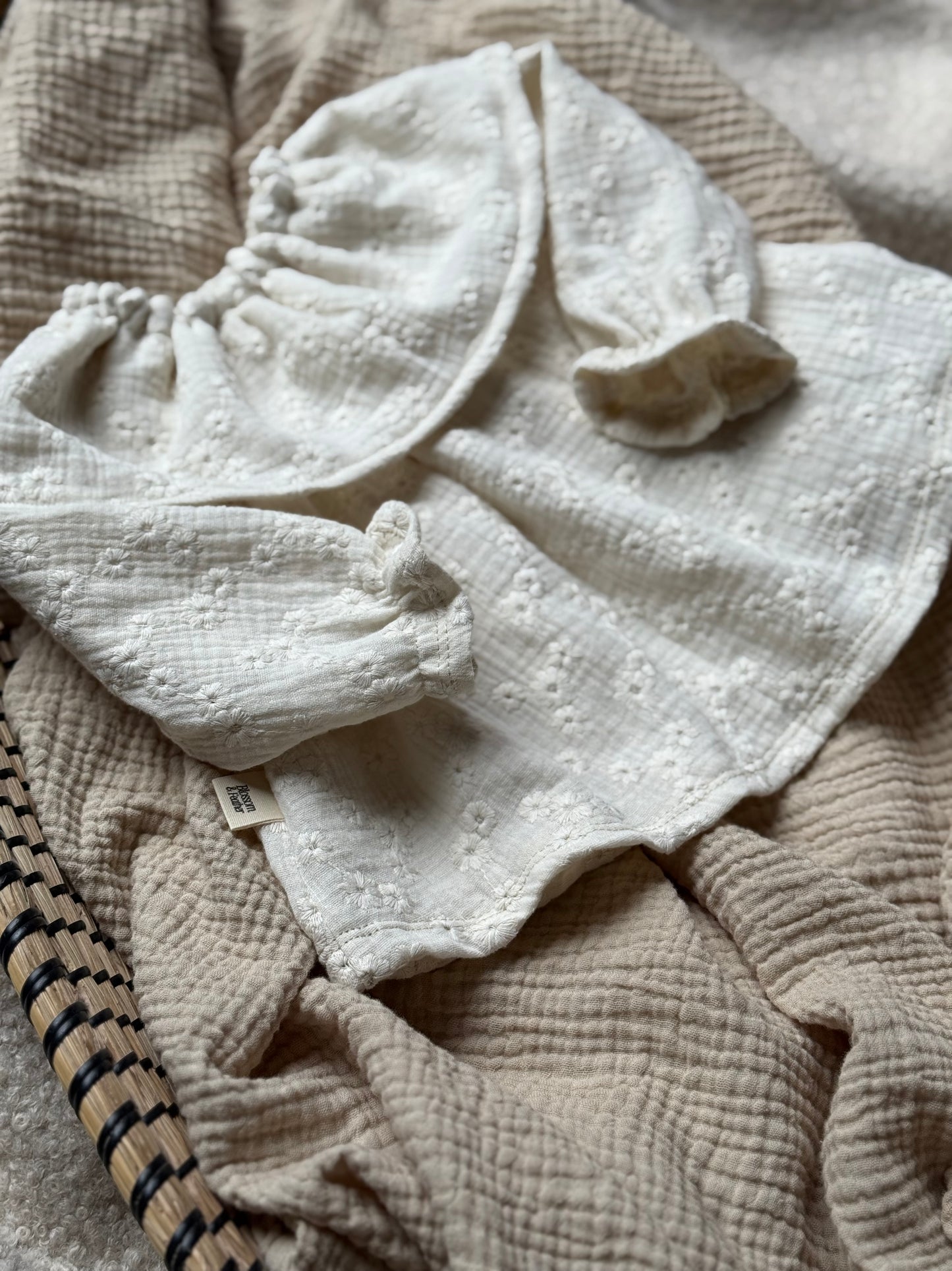 Blouse with ruffled collar | Broderie | Ecru