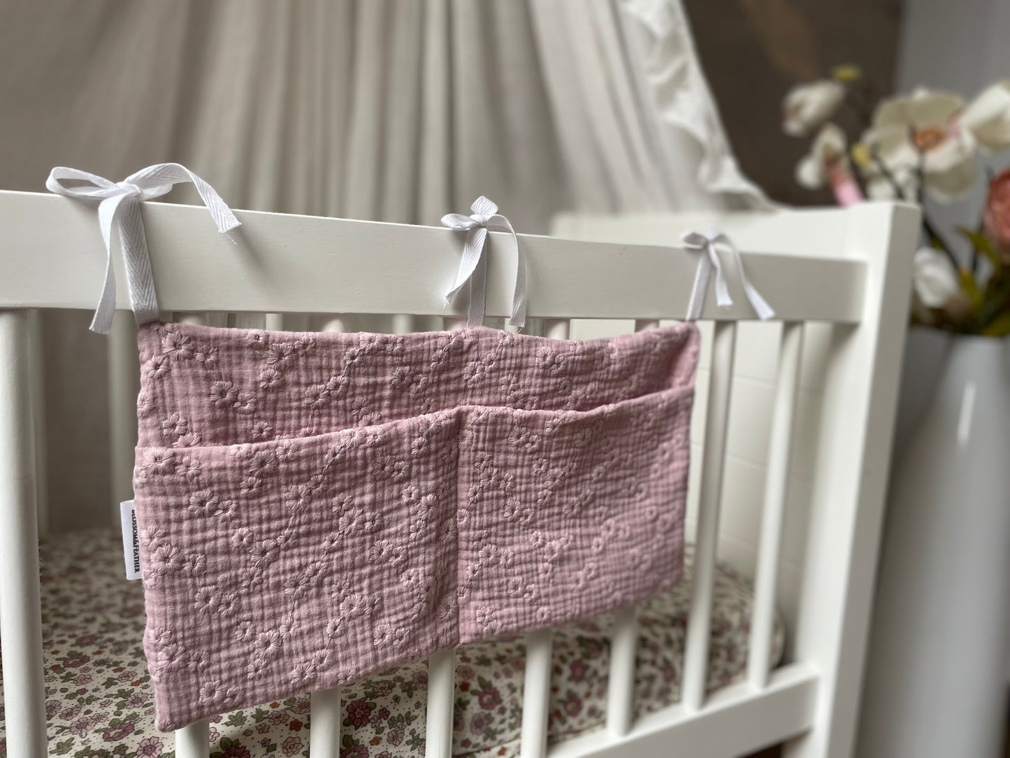 Crib & bassinet organizer | Old pink | Broderie