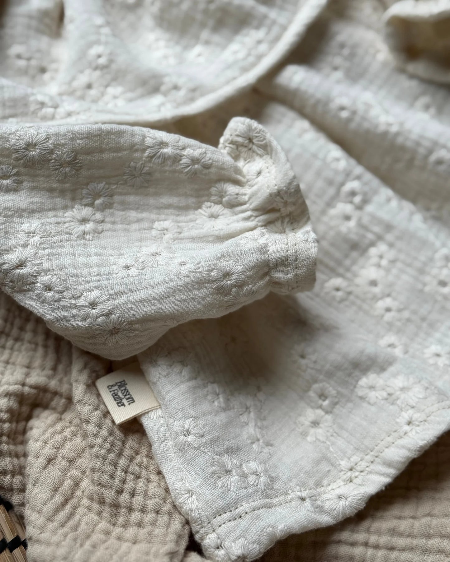 Blouse met volantkraag | Broderie | Ecru afbeelding 6 - Blossom & Feather