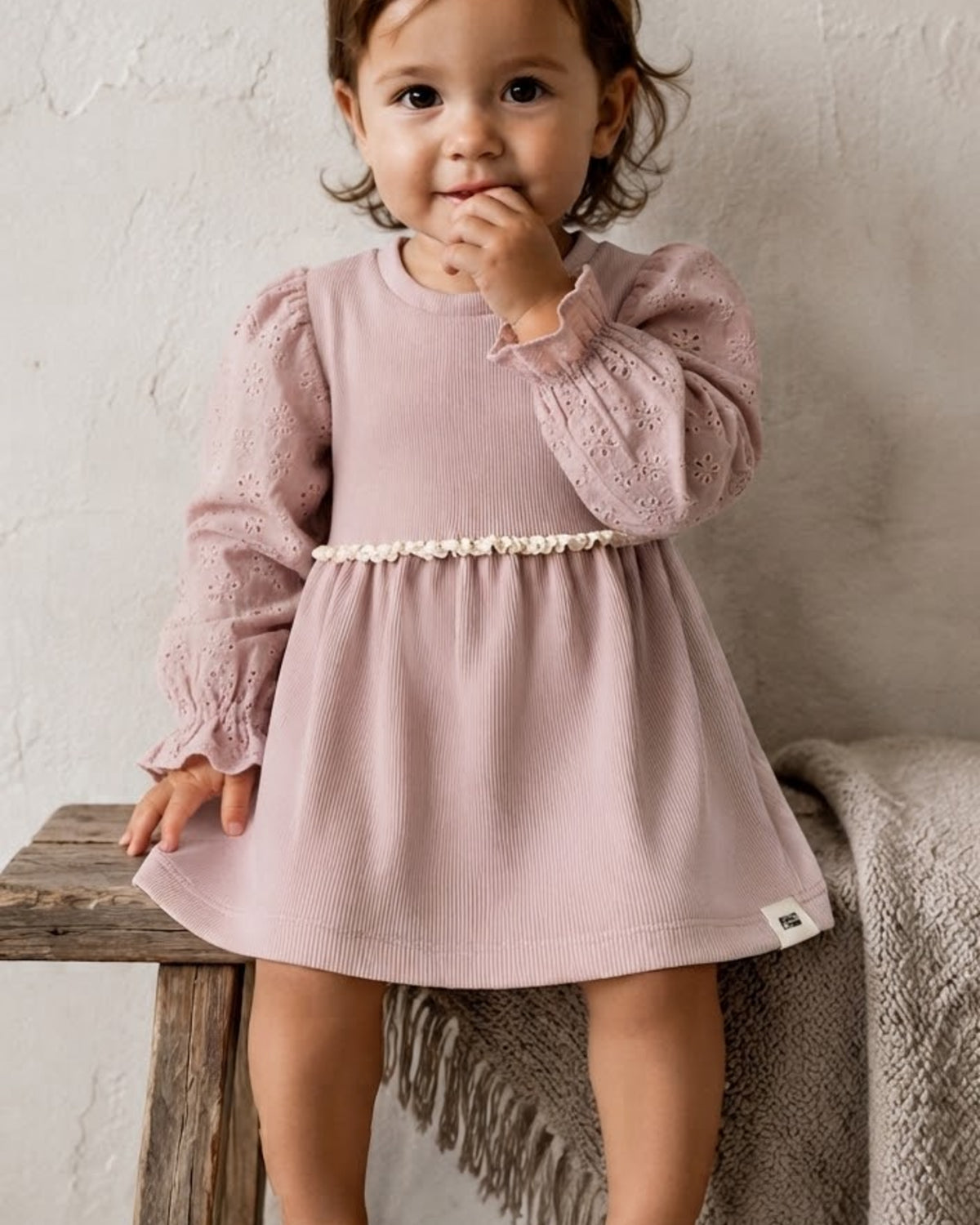 Ripp-Kleid mit Spitze | Altrosa | Puffärmel mit Lochstickerei - Blossom & Feather