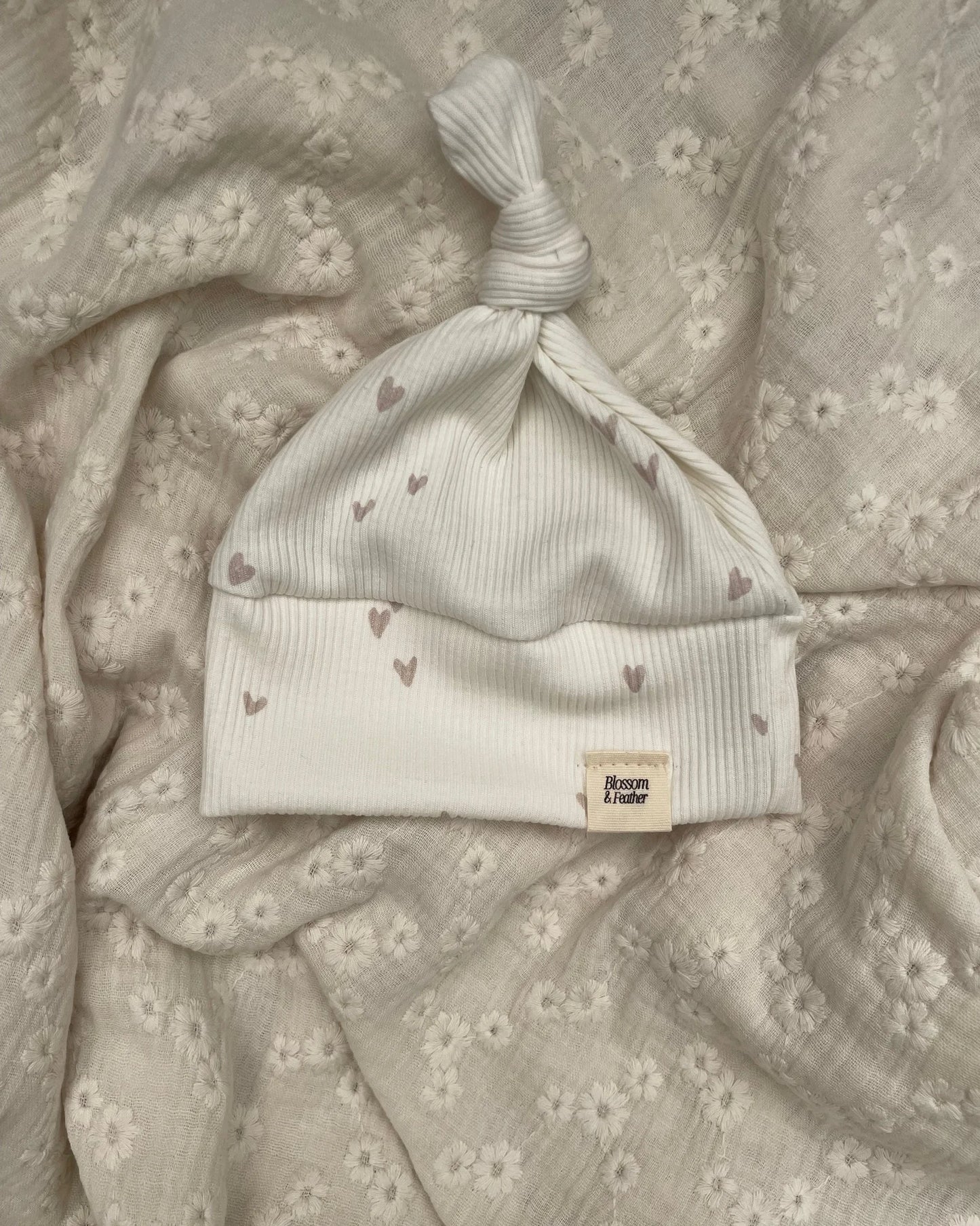 Knoopmutsje rib | Hartjes - Blossom & Feather