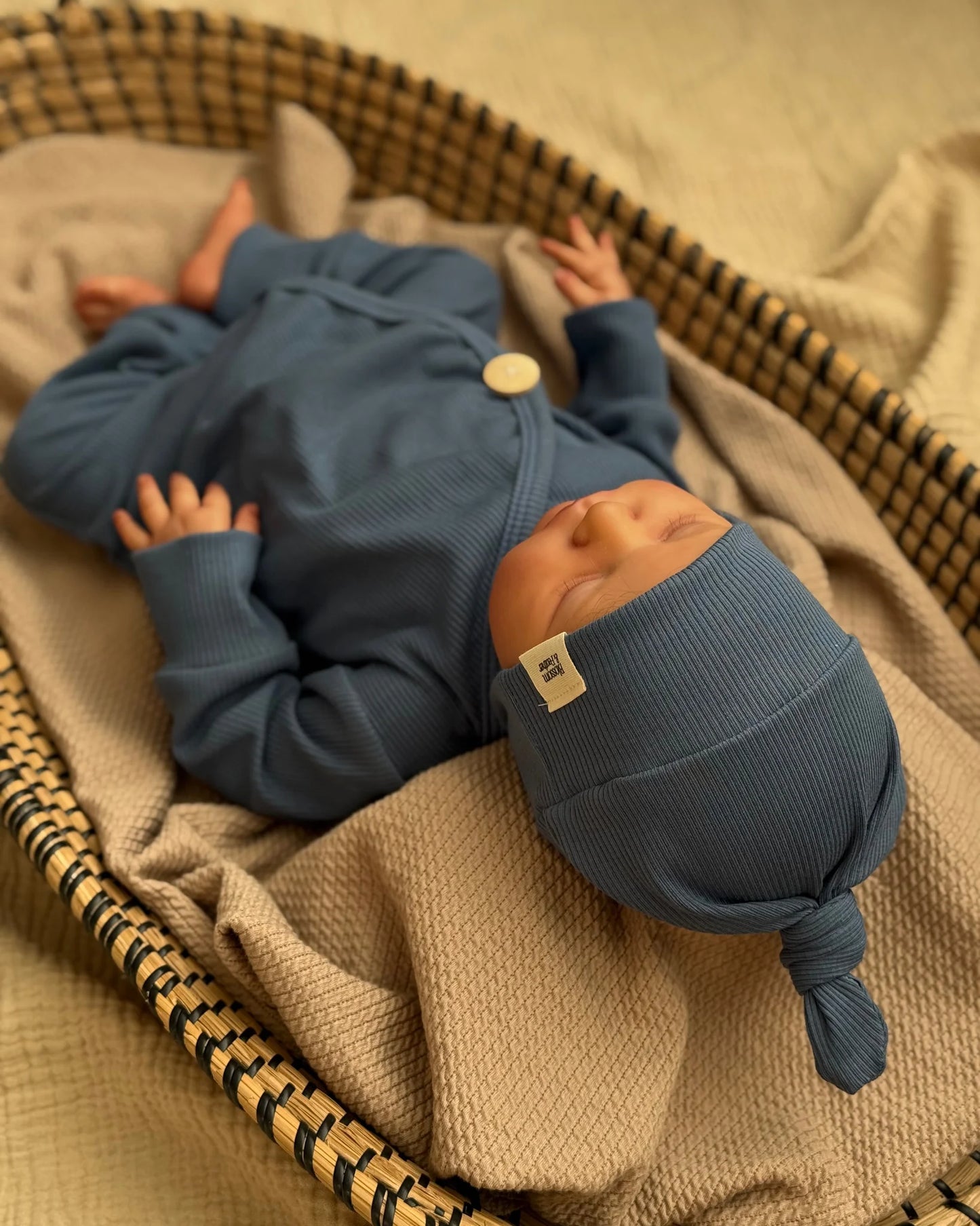 Knoopmutsje rib | Jeansblauw - Blossom & Feather