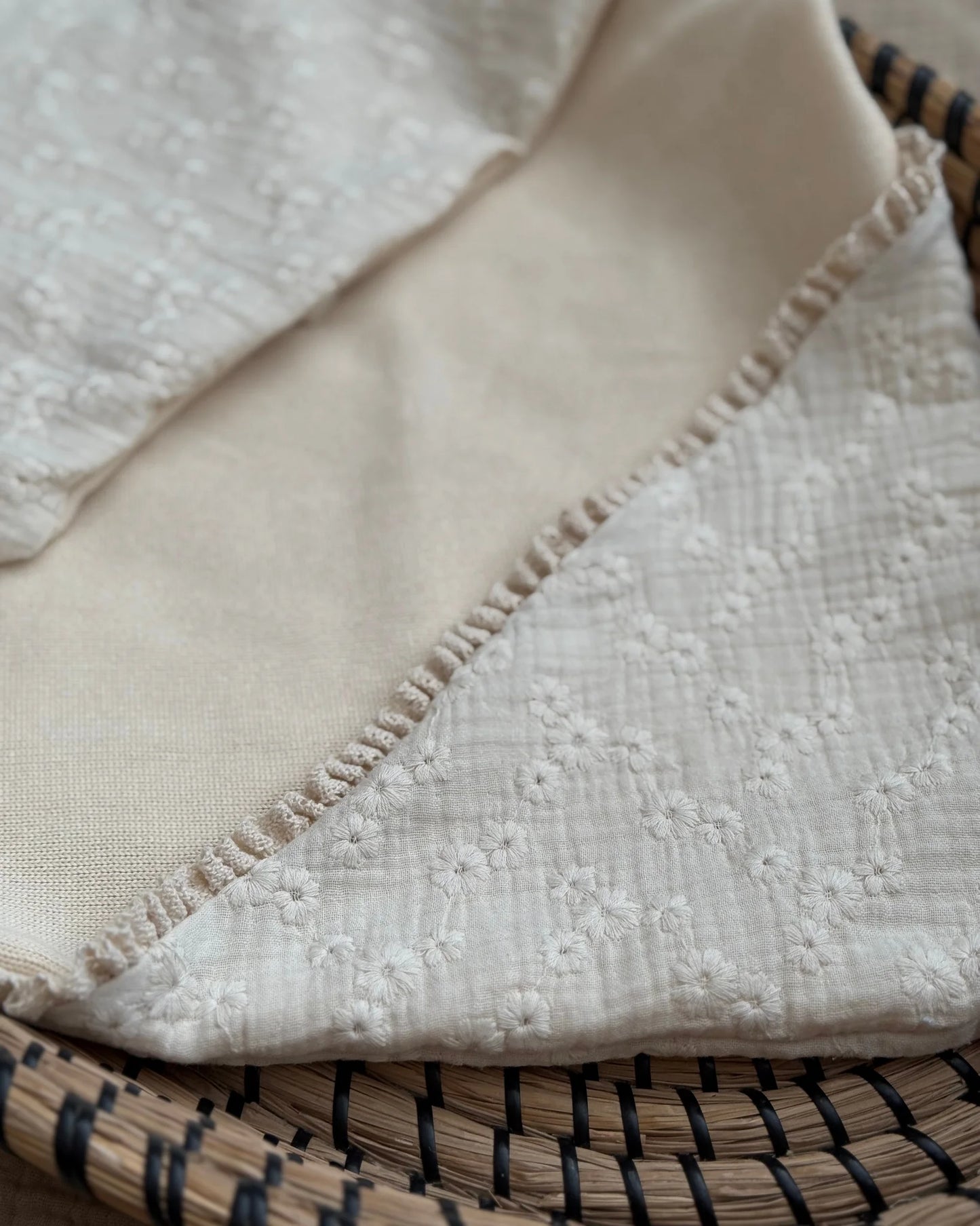 Omslagdoek/wikkeldoek | 100% baby knit | Broderie afbeelding 5 - Blossom & Feather