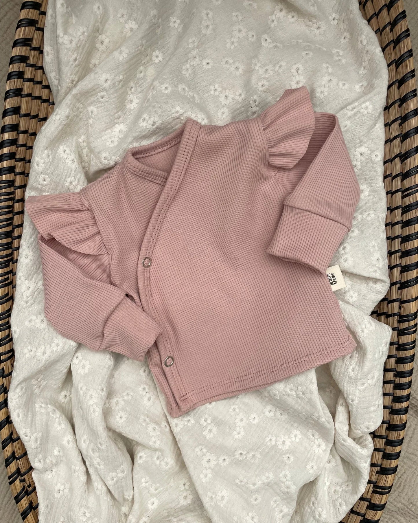 Overslagshirtje rib | Met of zonder ruffle | Nude roze afbeelding 2 - Blossom & Feather