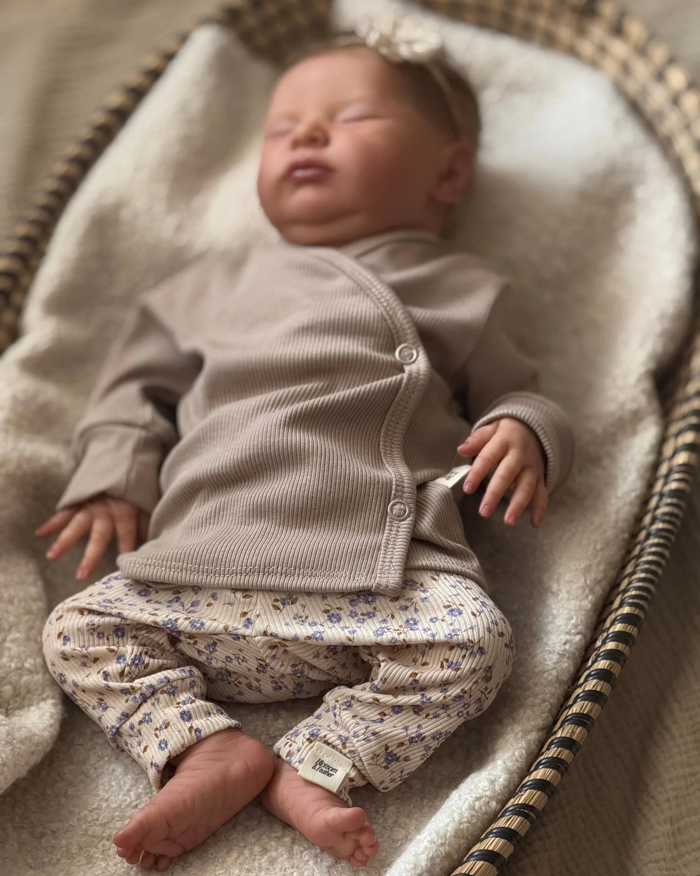 Overslagshirtje rib | Taupe afbeelding 3 - Blossom & Feather