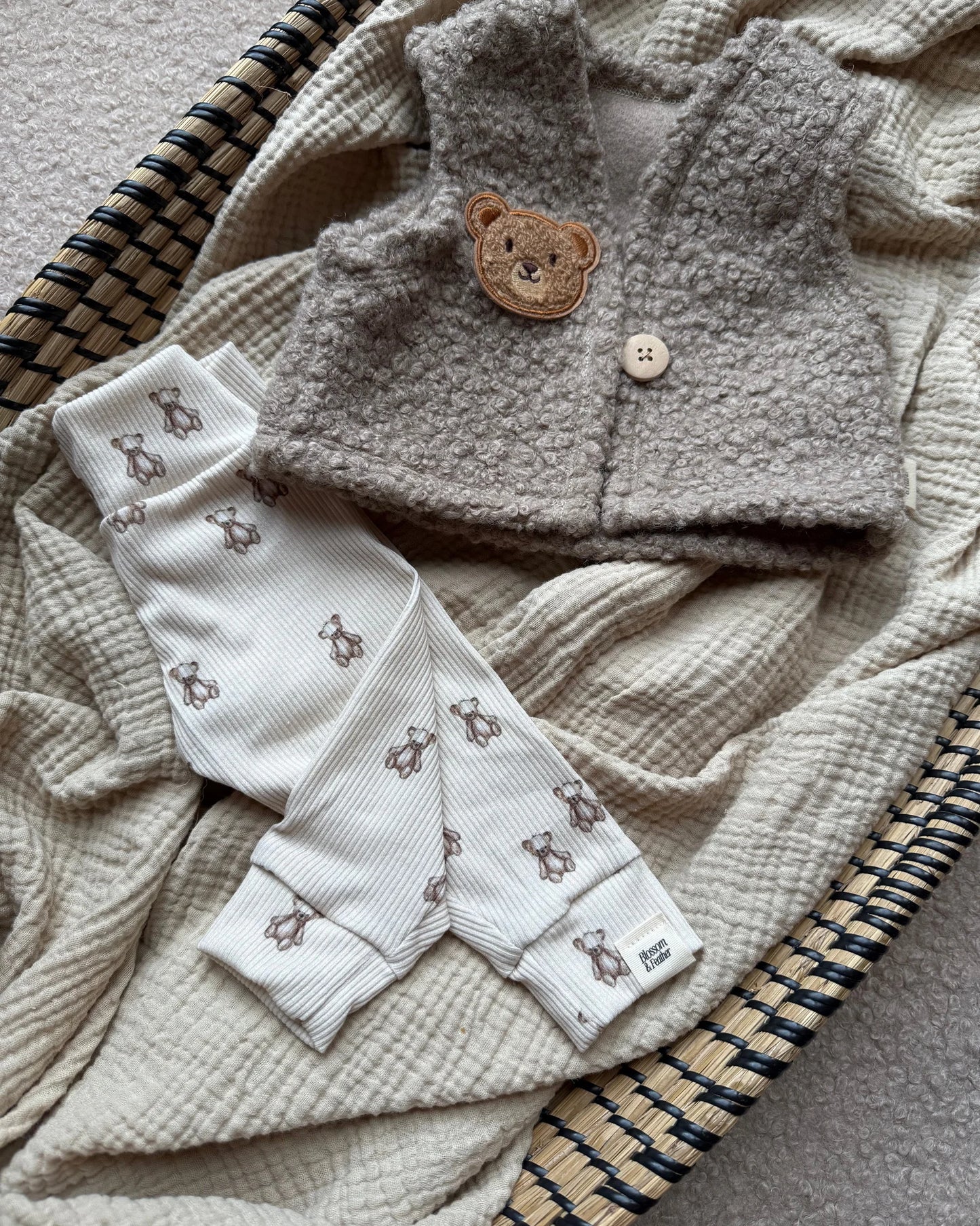 Teddy gilet | Taupe | Beertje afbeelding 3 - Blossom & Feather