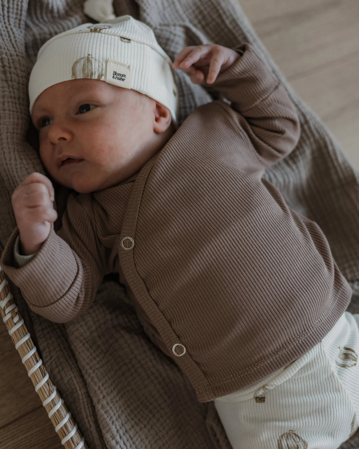 Ripp-Wickelshirt | Taupe Bild 1 - Blossom & Feather