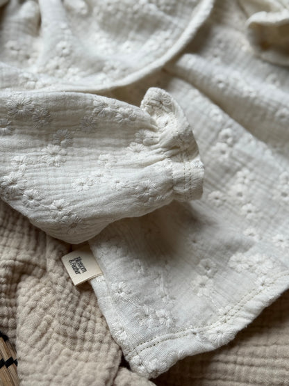 Blouse with ruffled collar | Broderie | Ecru