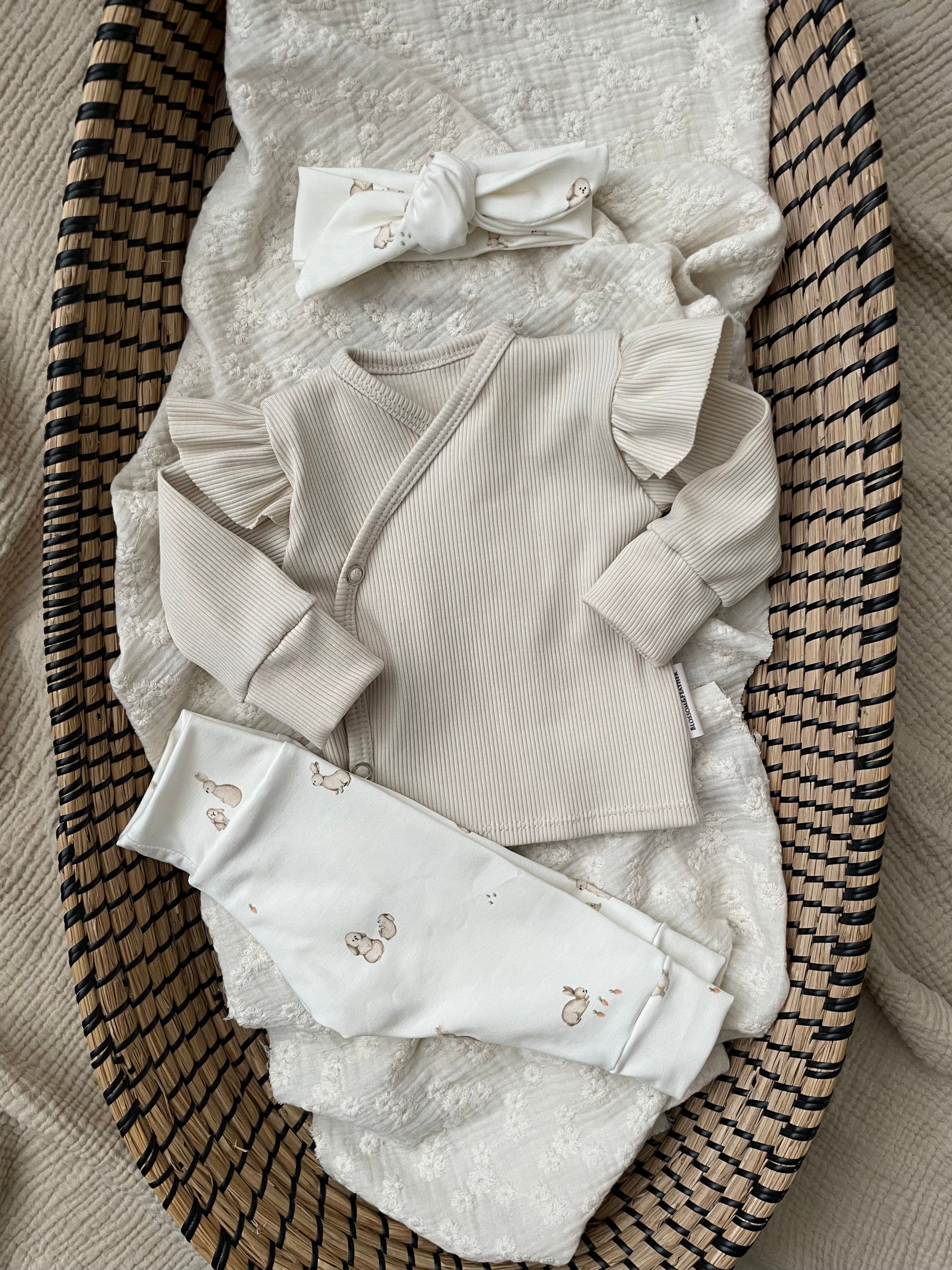 Overslagshirtje-rib-Crème-Ruffle