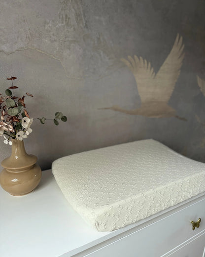 Aankleedkussenhoes (ook geschikt voor voedingskussen) | Broderie | Ercru afbeelding 1 - Blossom & Feather