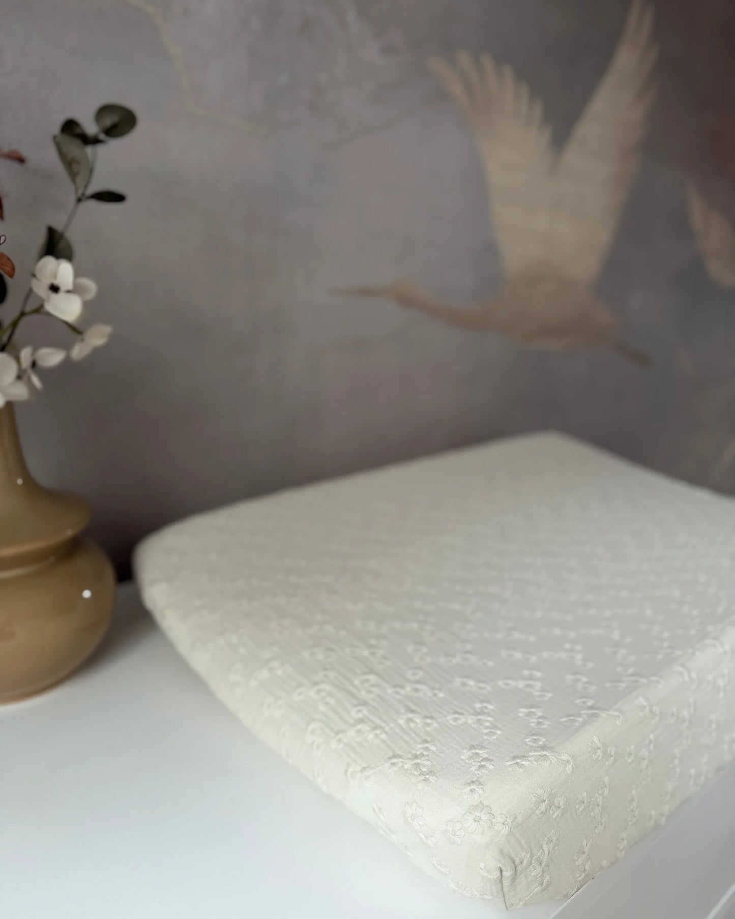 Aankleedkussenhoes (ook geschikt voor voedingskussen) | Broderie | Ercru afbeelding 2 - Blossom & Feather