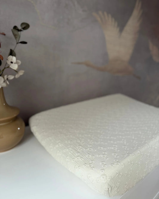 Aankleedkussenhoes (ook geschikt voor voedingskussen) | Broderie | Ercru afbeelding 2 - Blossom & Feather