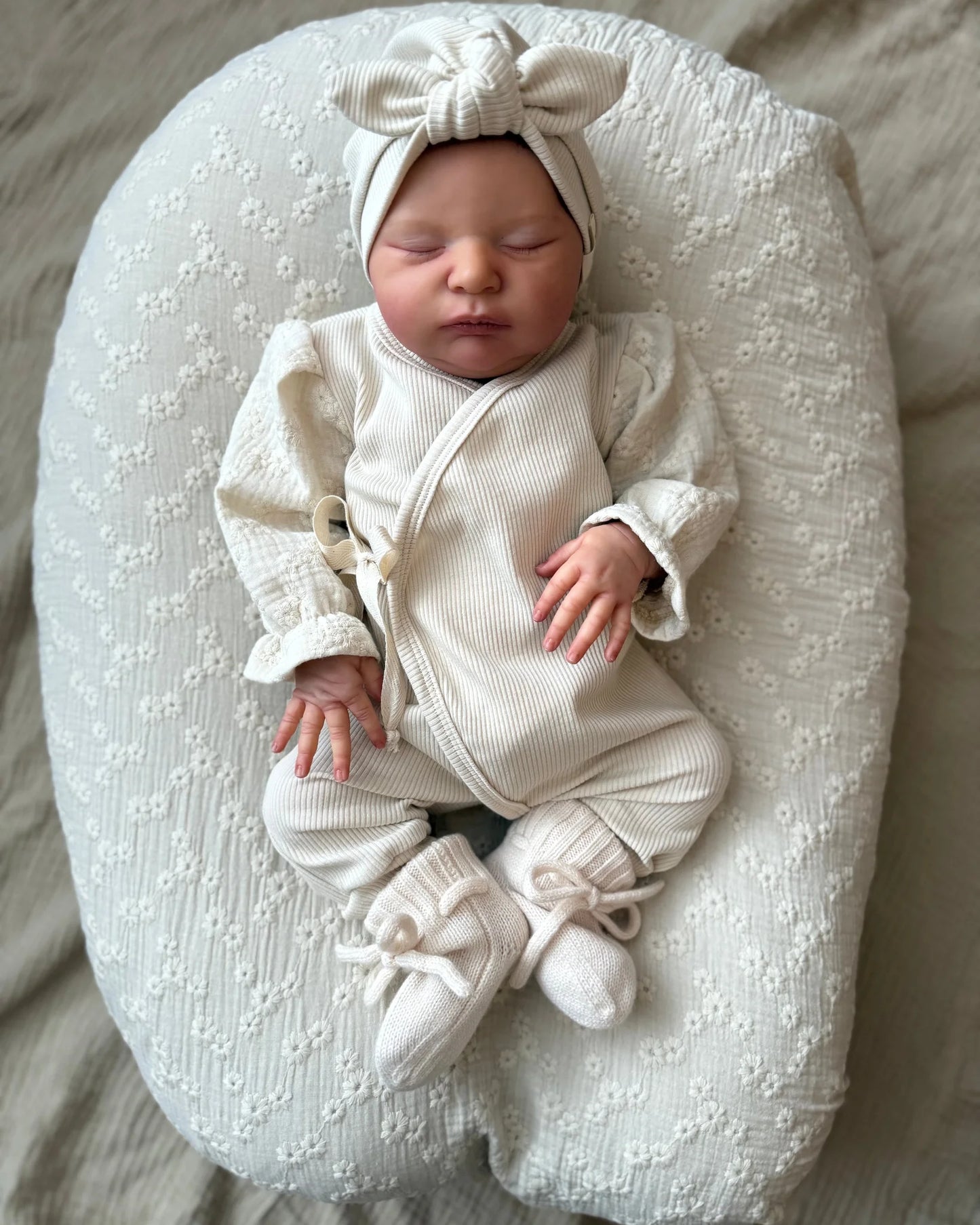 Aankleedkussenhoes (ook geschikt voor voedingskussen) | Broderie | Ercru afbeelding 3 - Blossom & Feather