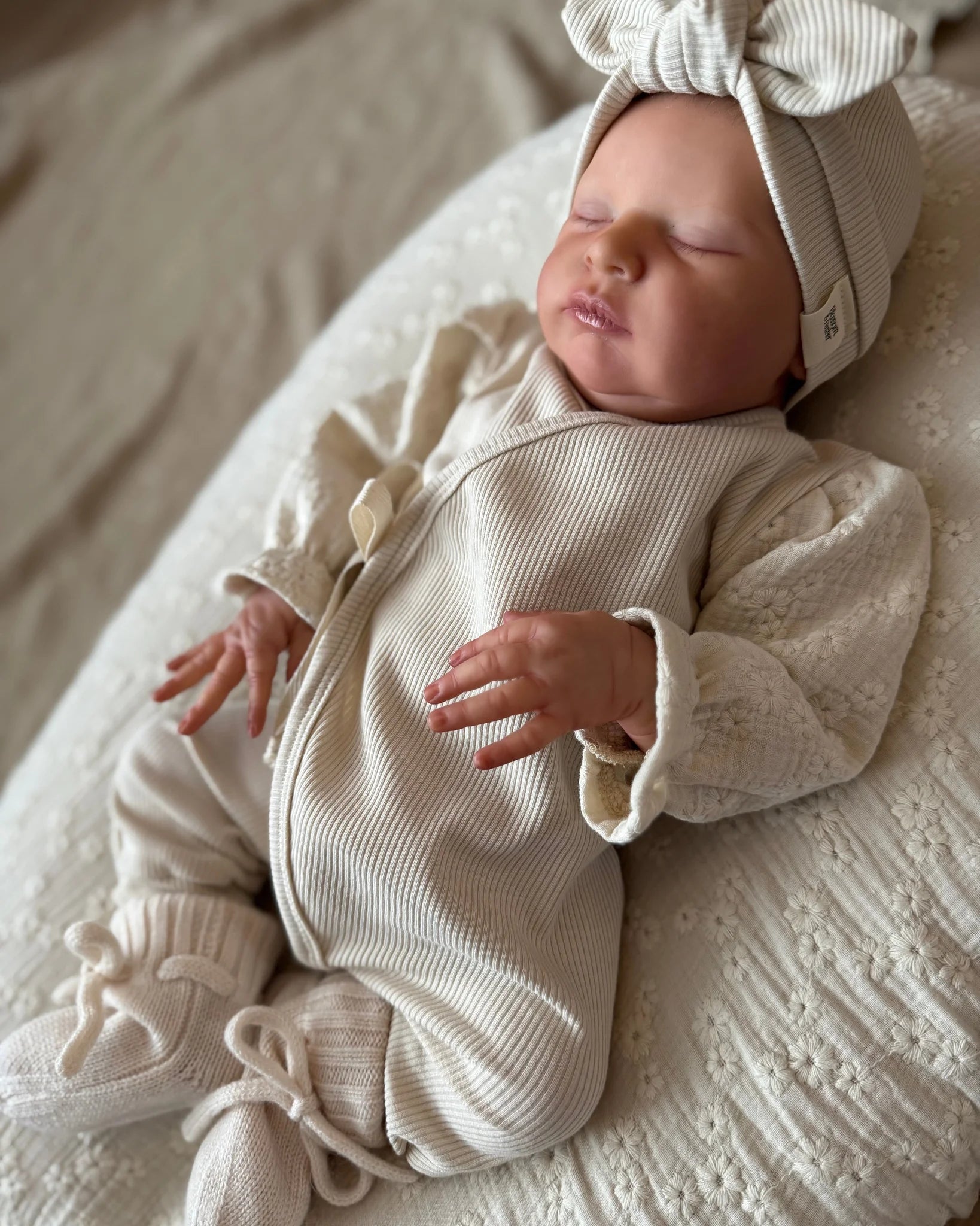 Aankleedkussenhoes (ook geschikt voor voedingskussen) | Broderie | Ercru afbeelding 4 - Blossom & Feather