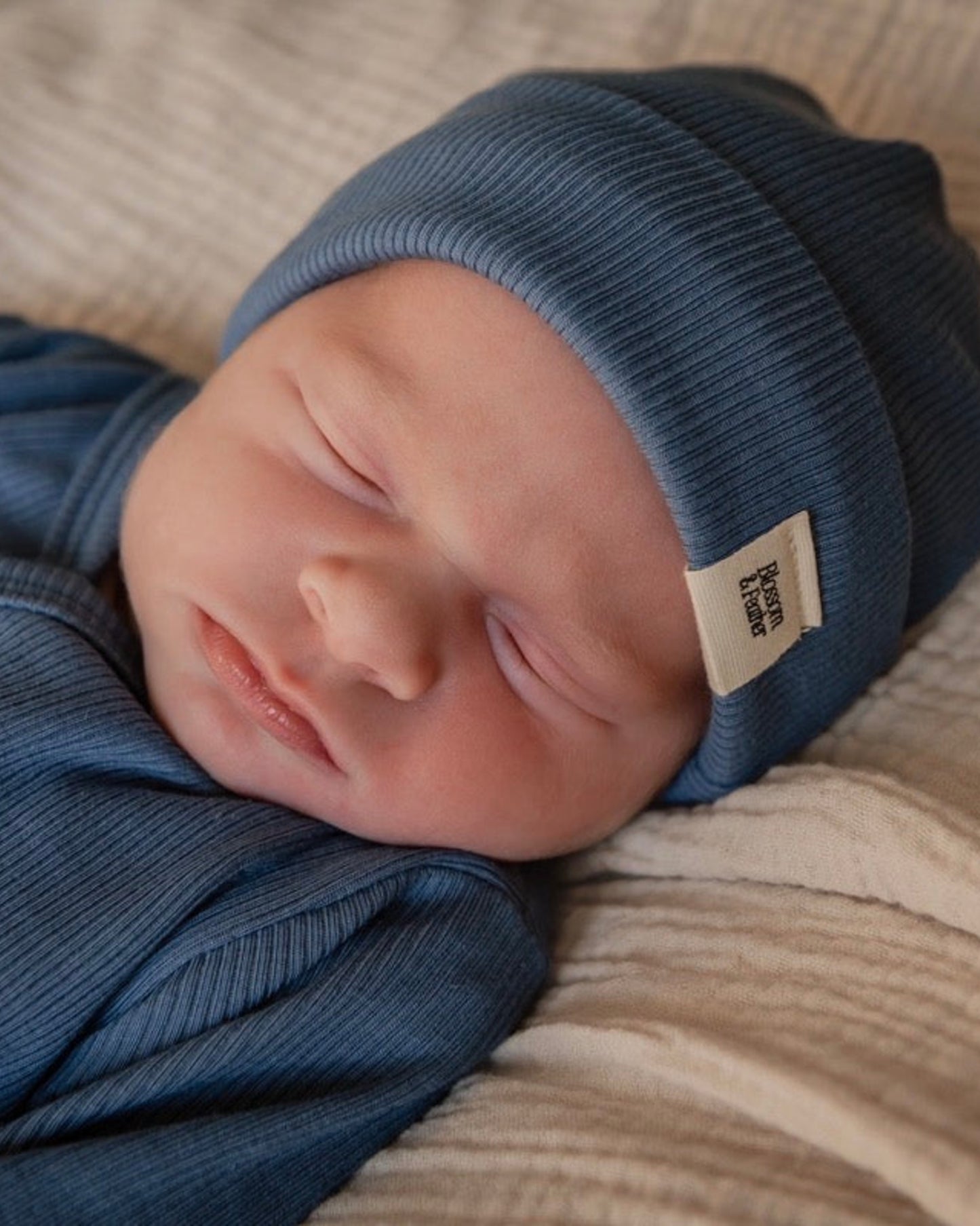 Beanie rib | Jeansblauw afbeelding 1 - Blossom & Feather