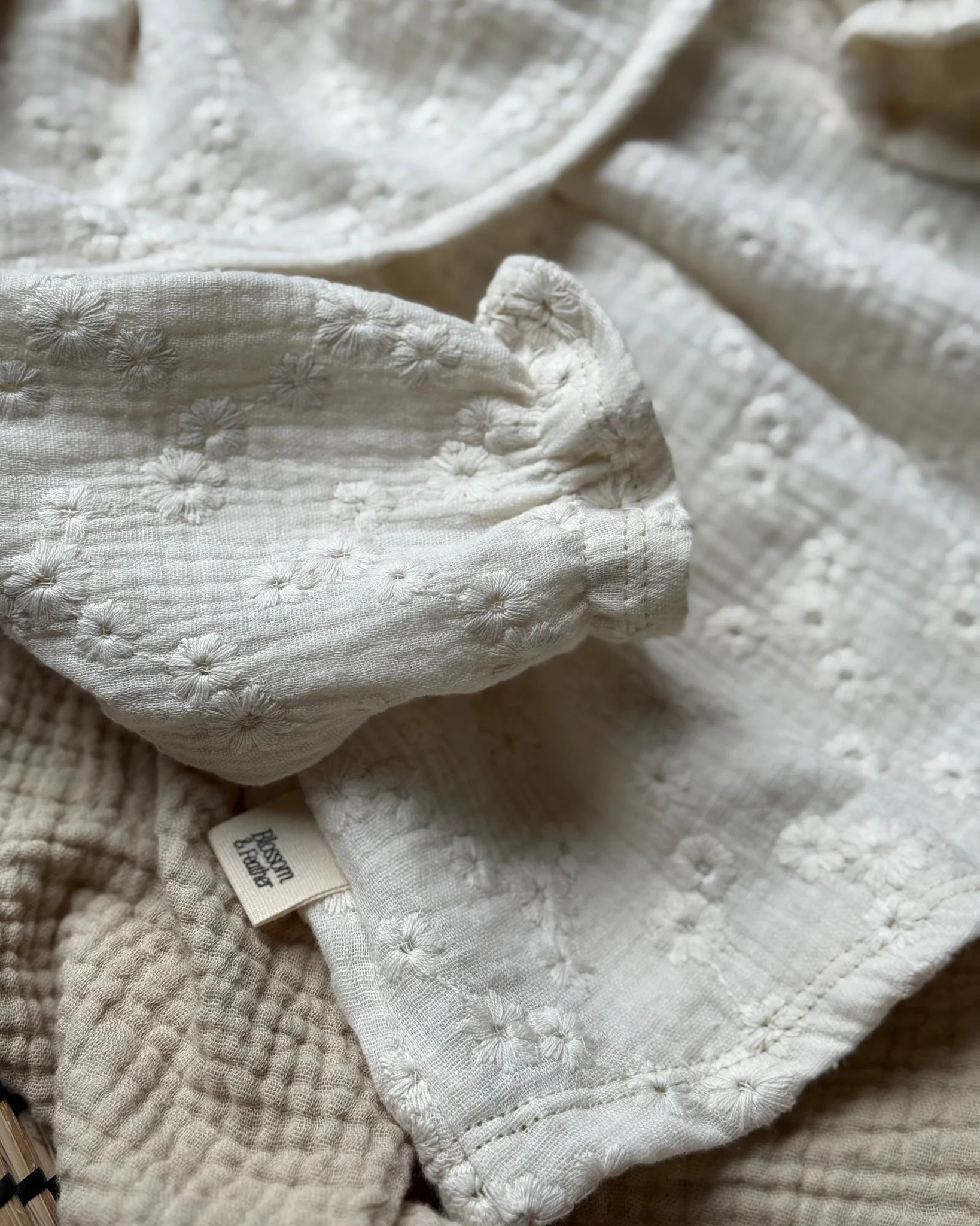 Blouse met volantkraag | Broderie | Ecru afbeelding 6 - Blossom & Feather