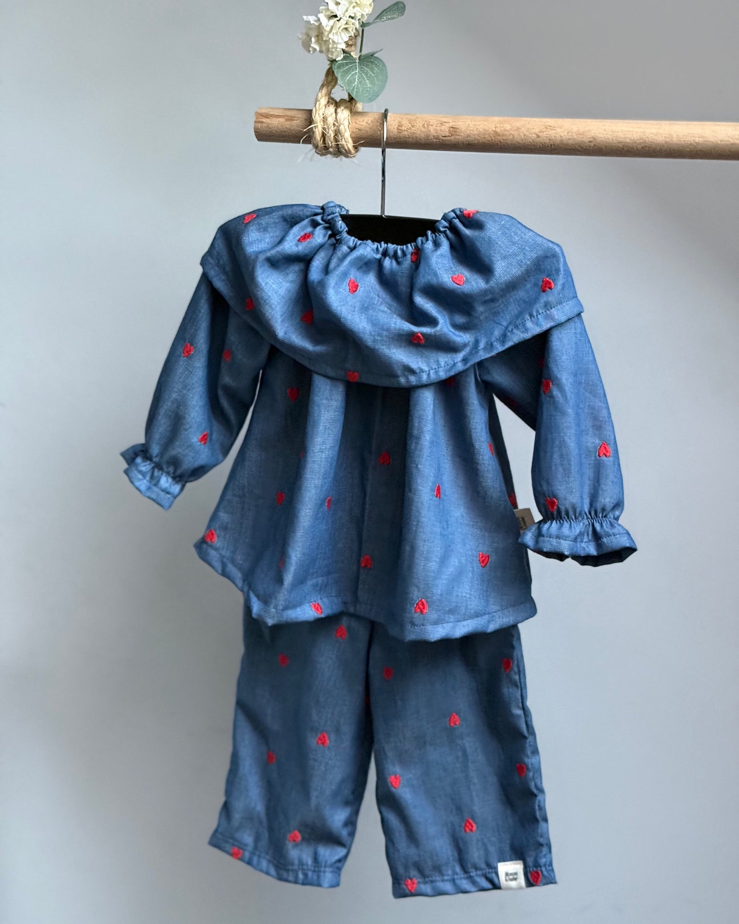 Blouse met volantkraag | Geborduurde hartjes afbeelding 1 - Blossom & Feather