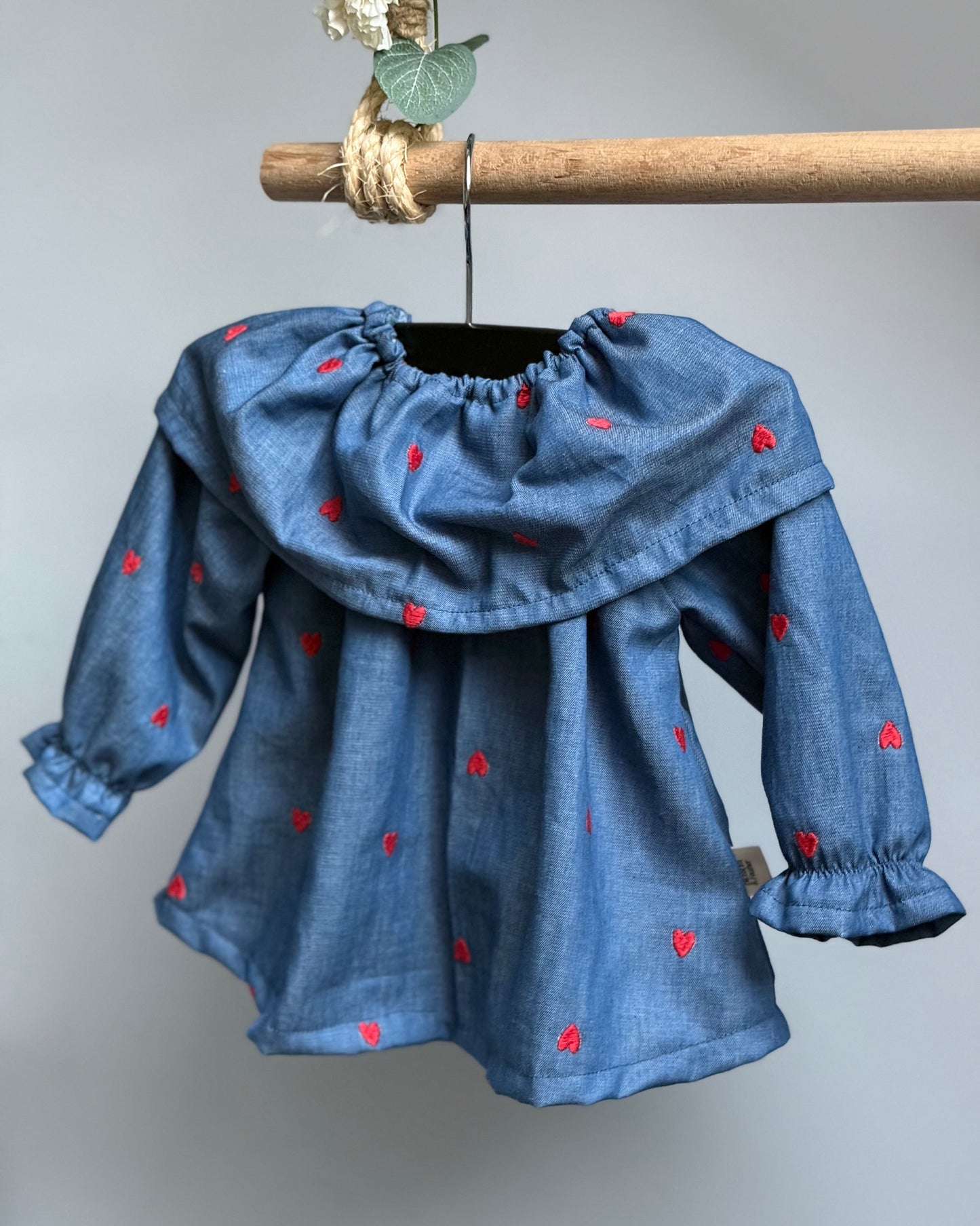 Blouse met volantkraag | Geborduurde hartjes afbeelding 2 - Blossom & Feather