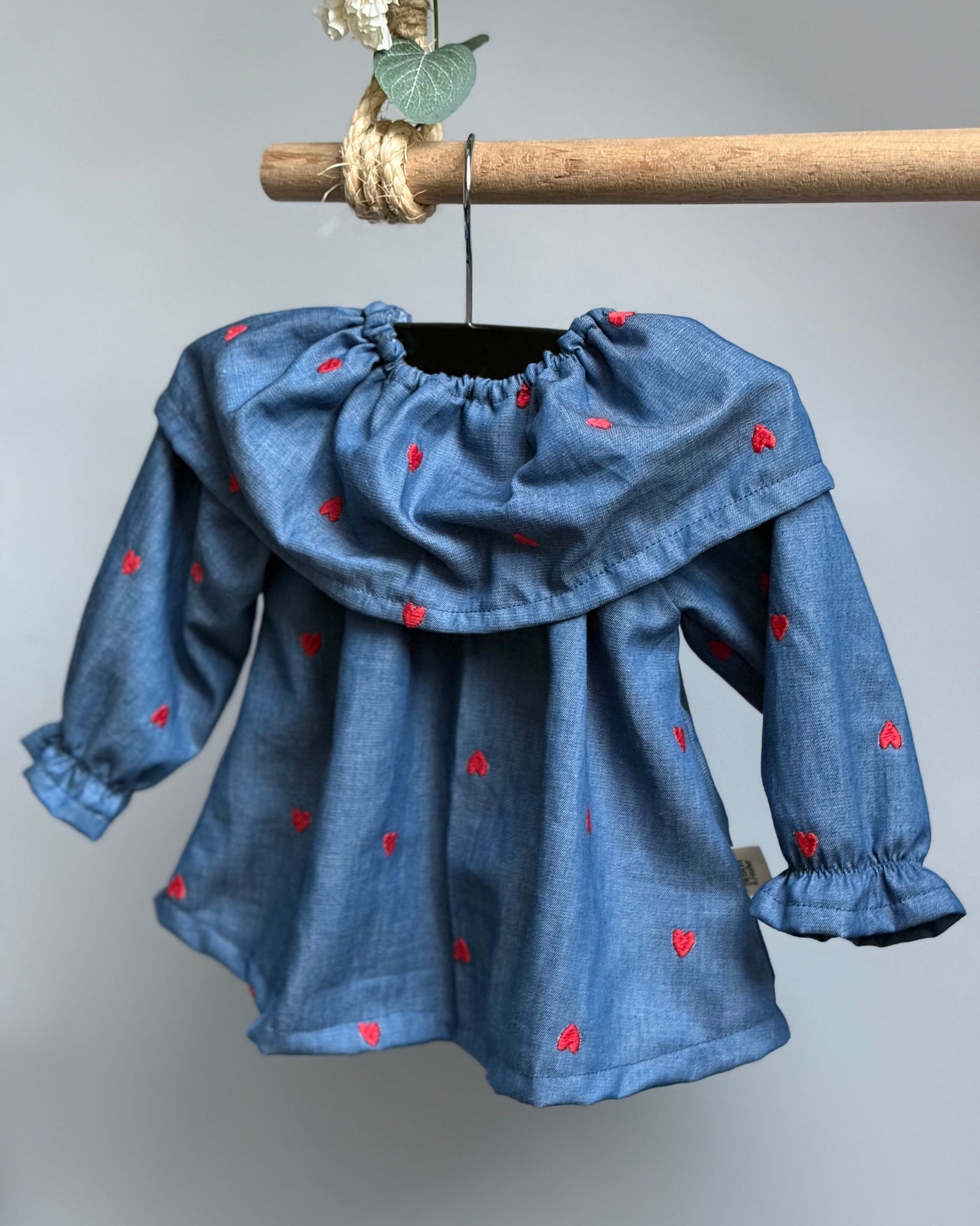 Blouse met volantkraag | Geborduurde hartjes afbeelding 2 - Blossom & Feather