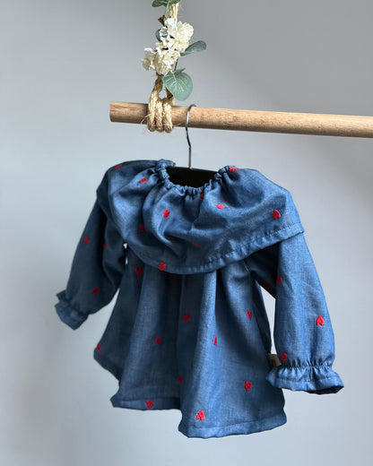 Blouse met volantkraag | Geborduurde hartjes afbeelding 3 - Blossom & Feather