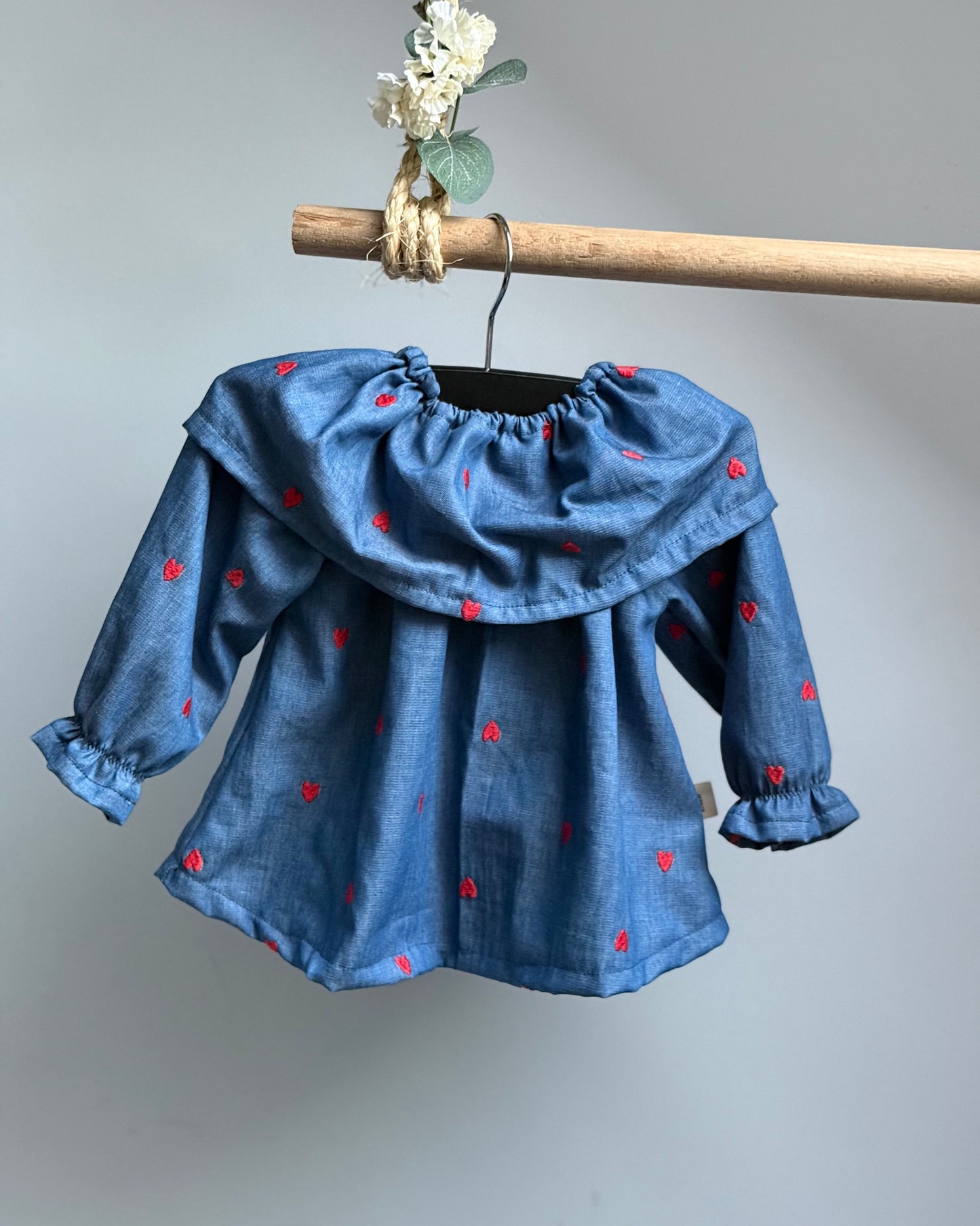 Blouse met volantkraag | Geborduurde hartjes afbeelding 4 - Blossom & Feather