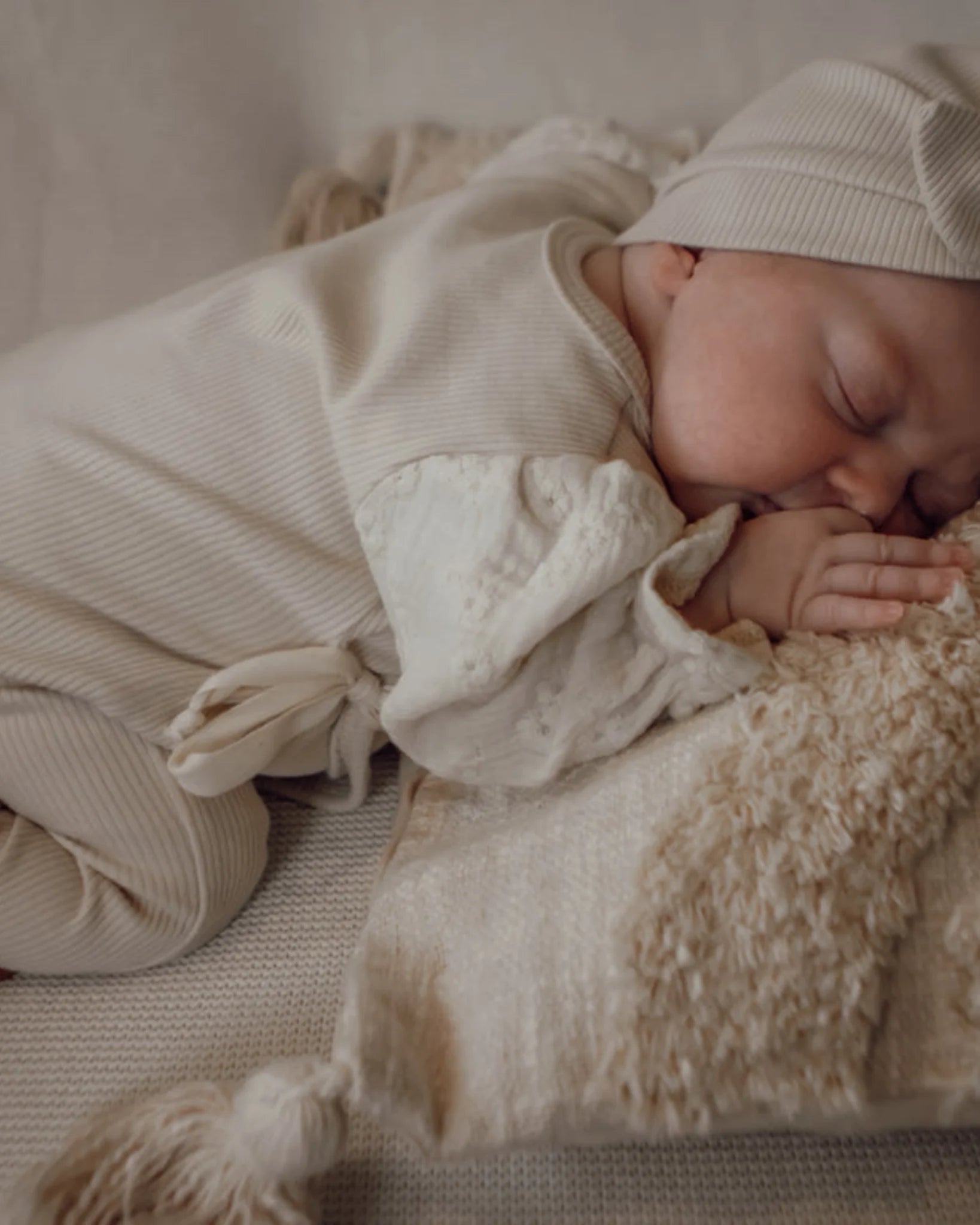 Boxpakje rib | Cr�me | Broderie . Op voorraad in maat 56 afbeelding 3 - Blossom & Feather