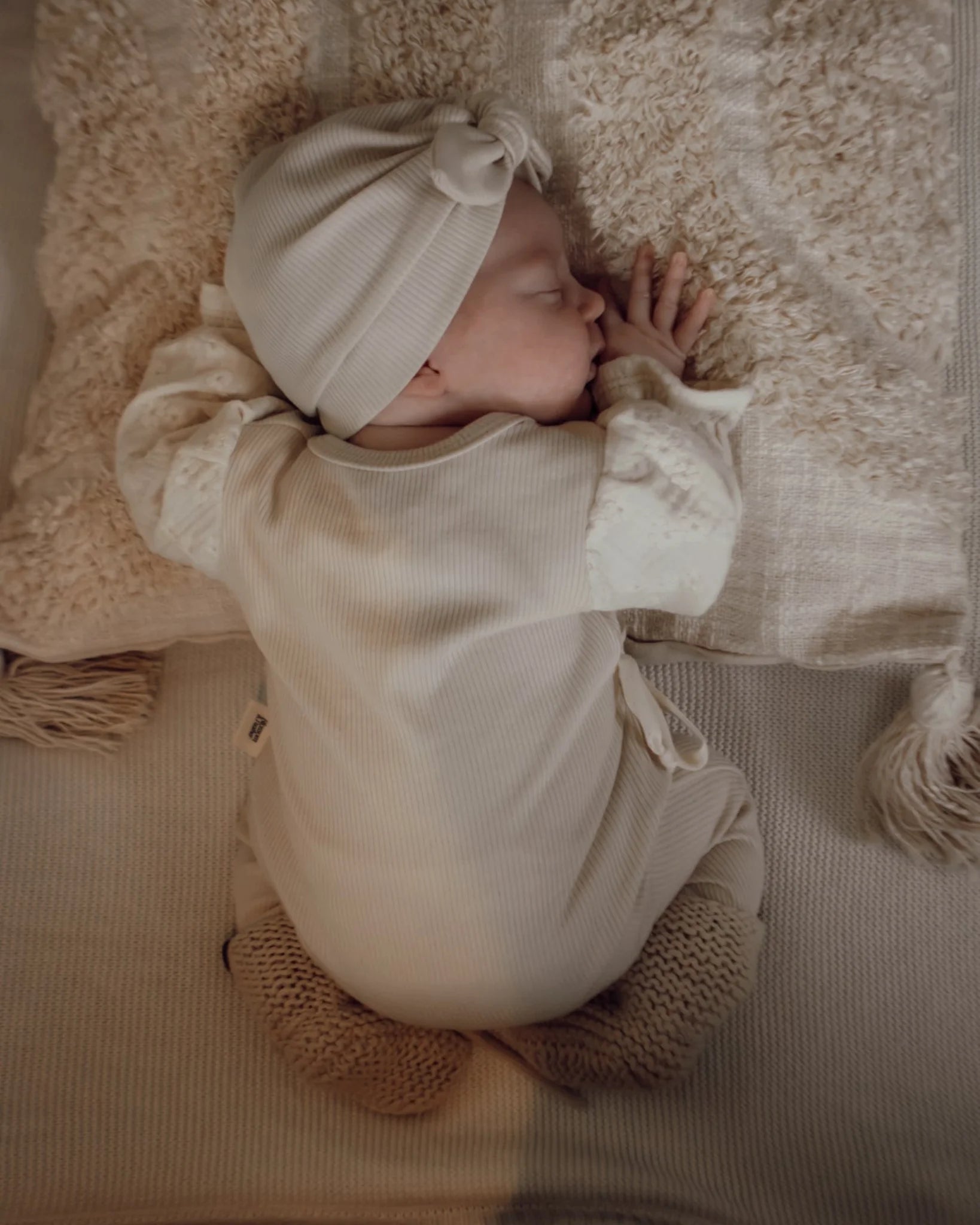 Boxpakje rib | Cr�me | Broderie . Op voorraad in maat 56 afbeelding 4 - Blossom & Feather