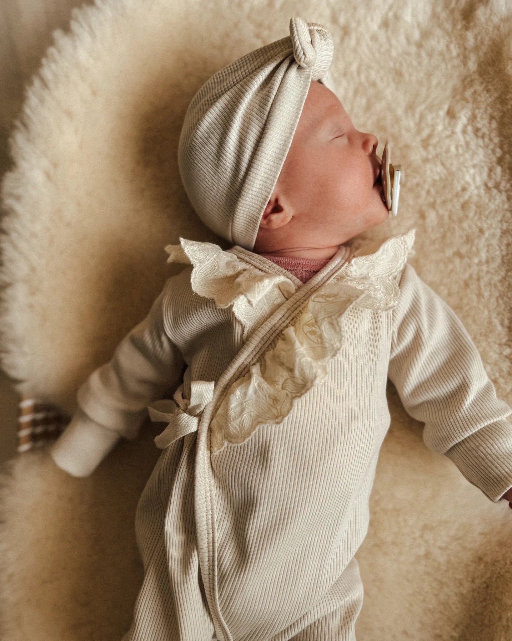 Boxpakje Liv | Cr�me rib | Kanten kraag afbeelding 5 - Blossom & Feather