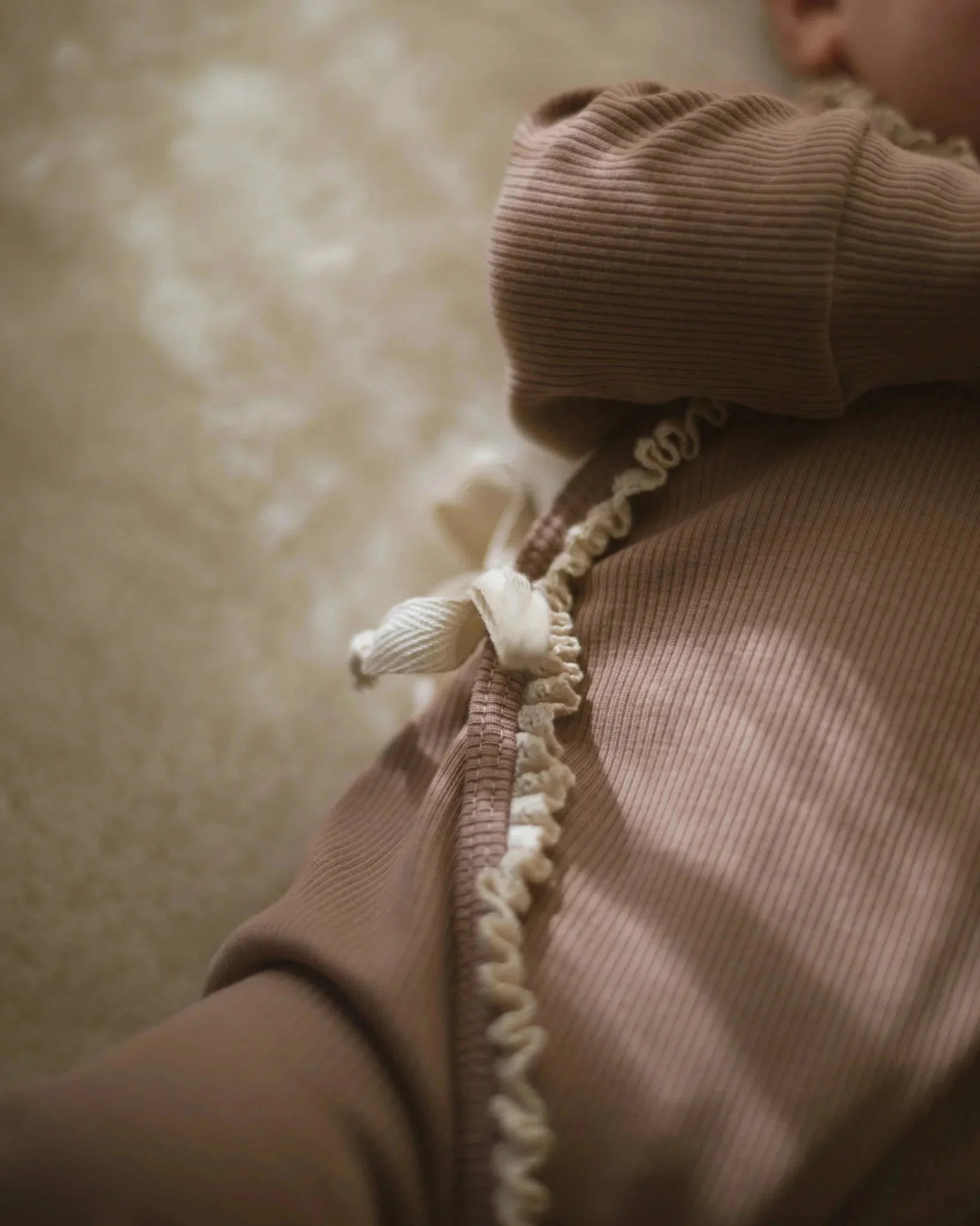 Boxpakje rib | Taupe | Kant afbeelding 3 - Blossom & Feather