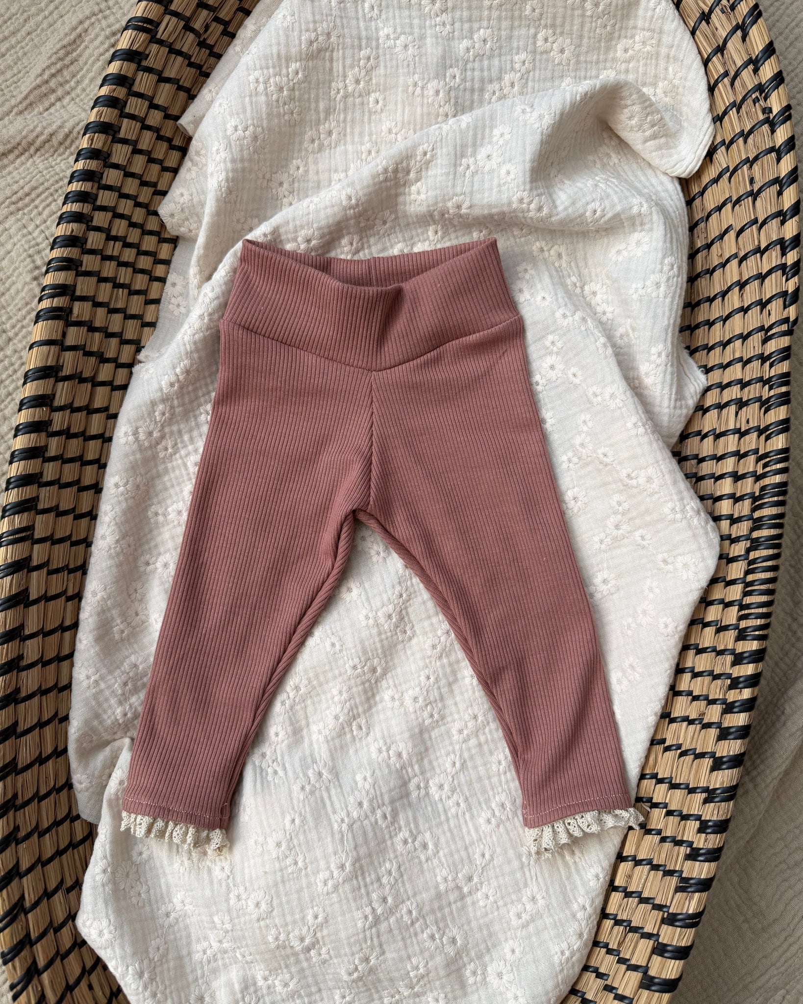 Broeke rib | Klei roze | Kant afbeelding 2 - Blossom & Feather