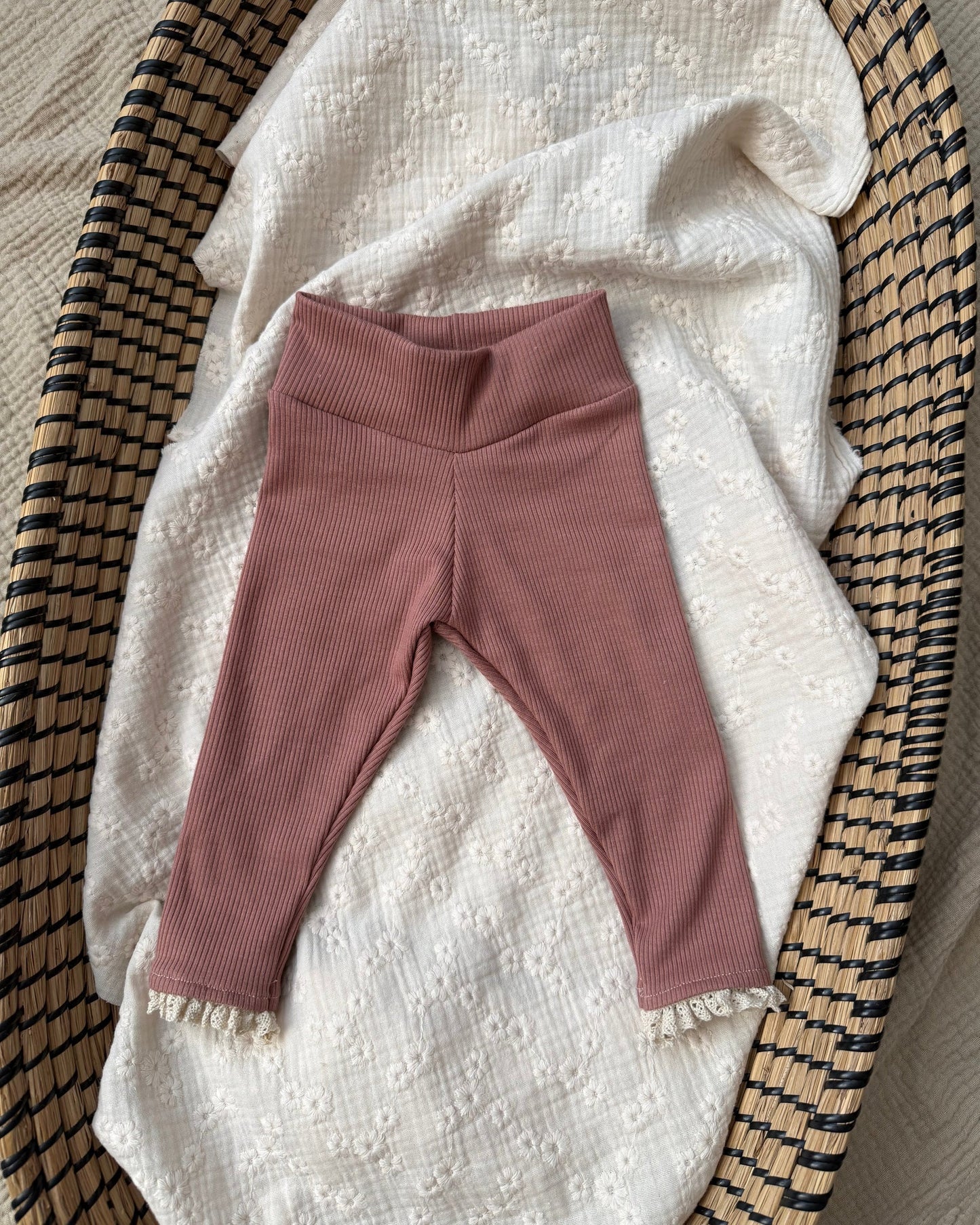 Broeke rib | Klei roze | Kant afbeelding 3 - Blossom & Feather