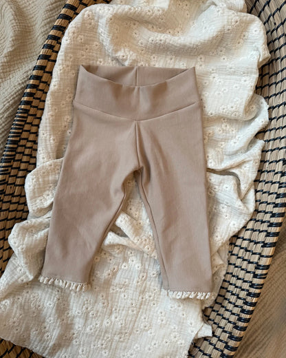 Broekje | Donker beige | Kant afbeelding 1 - Blossom & Feather