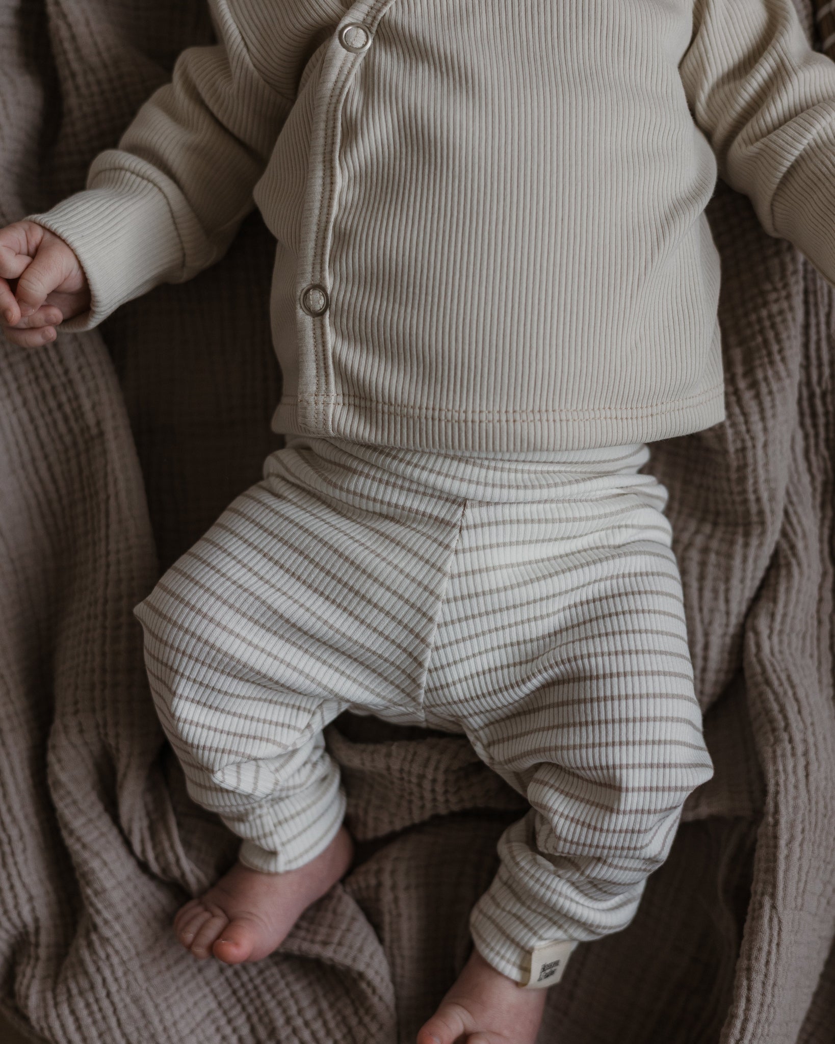 Broekje rib | Beige streepjes afbeelding 2 - Blossom & Feather