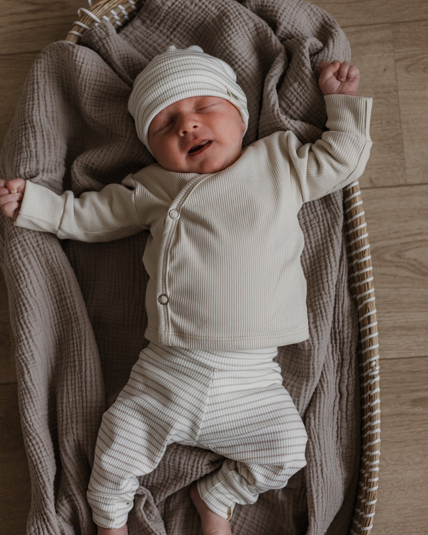 Broekje rib | Beige streepjes afbeelding 3 - Blossom & Feather