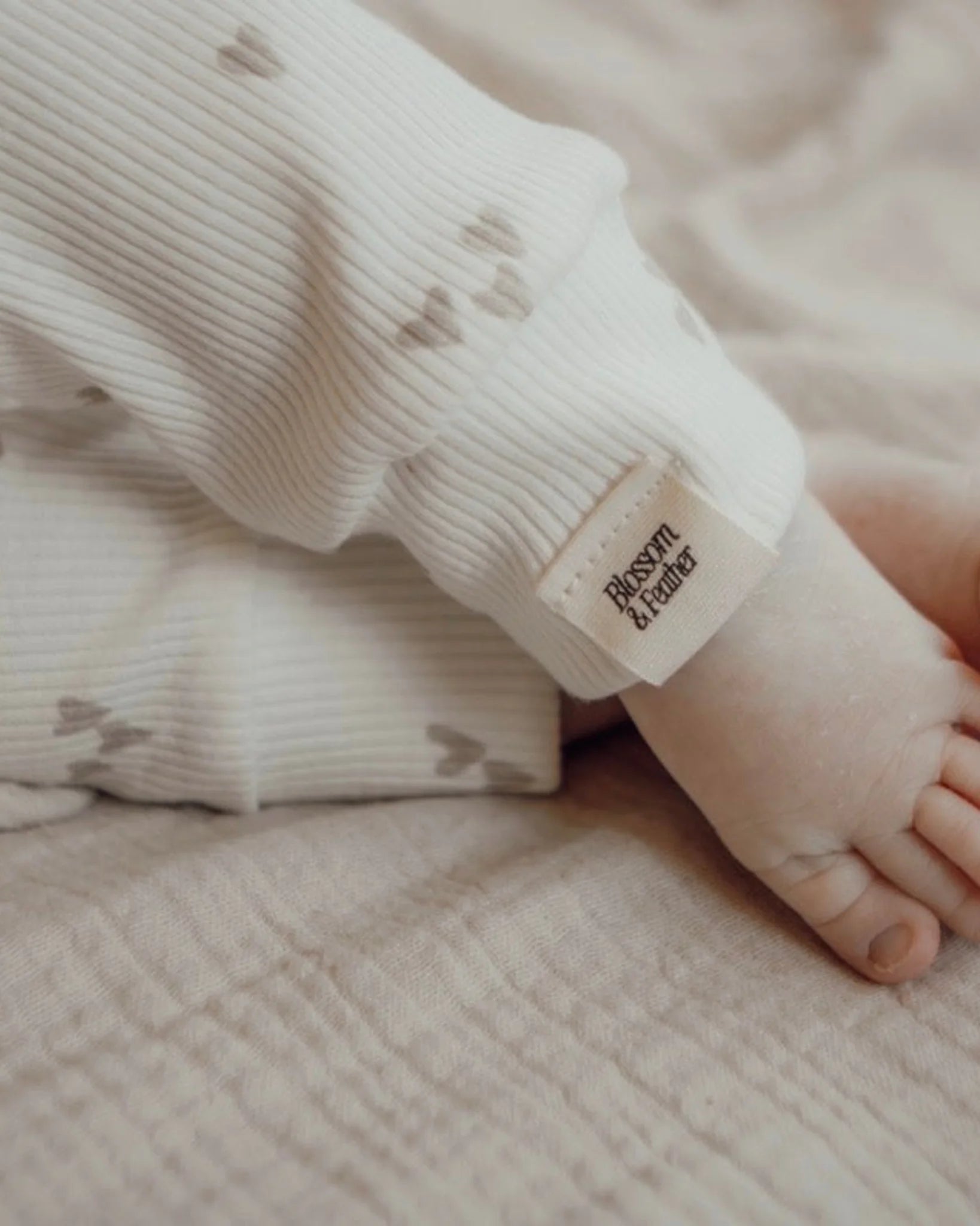 Broekje rib | Hartjes afbeelding 1 - Blossom & Feather