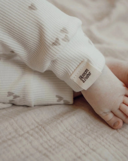 Broekje rib | Hartjes afbeelding 1 - Blossom & Feather