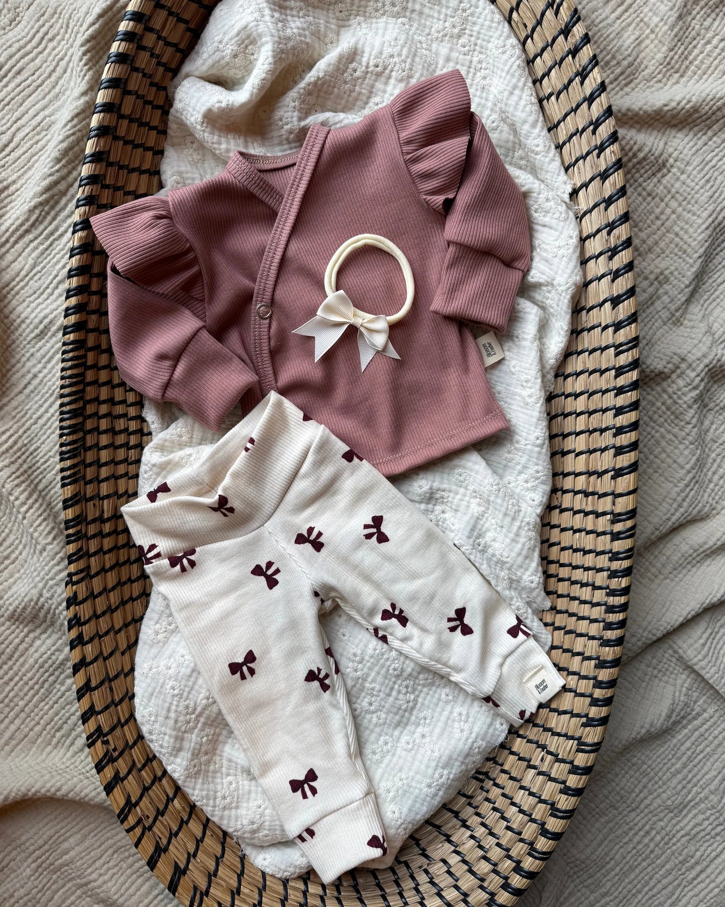 Broekje rib | Strikjes afbeelding 3 - Blossom & Feather