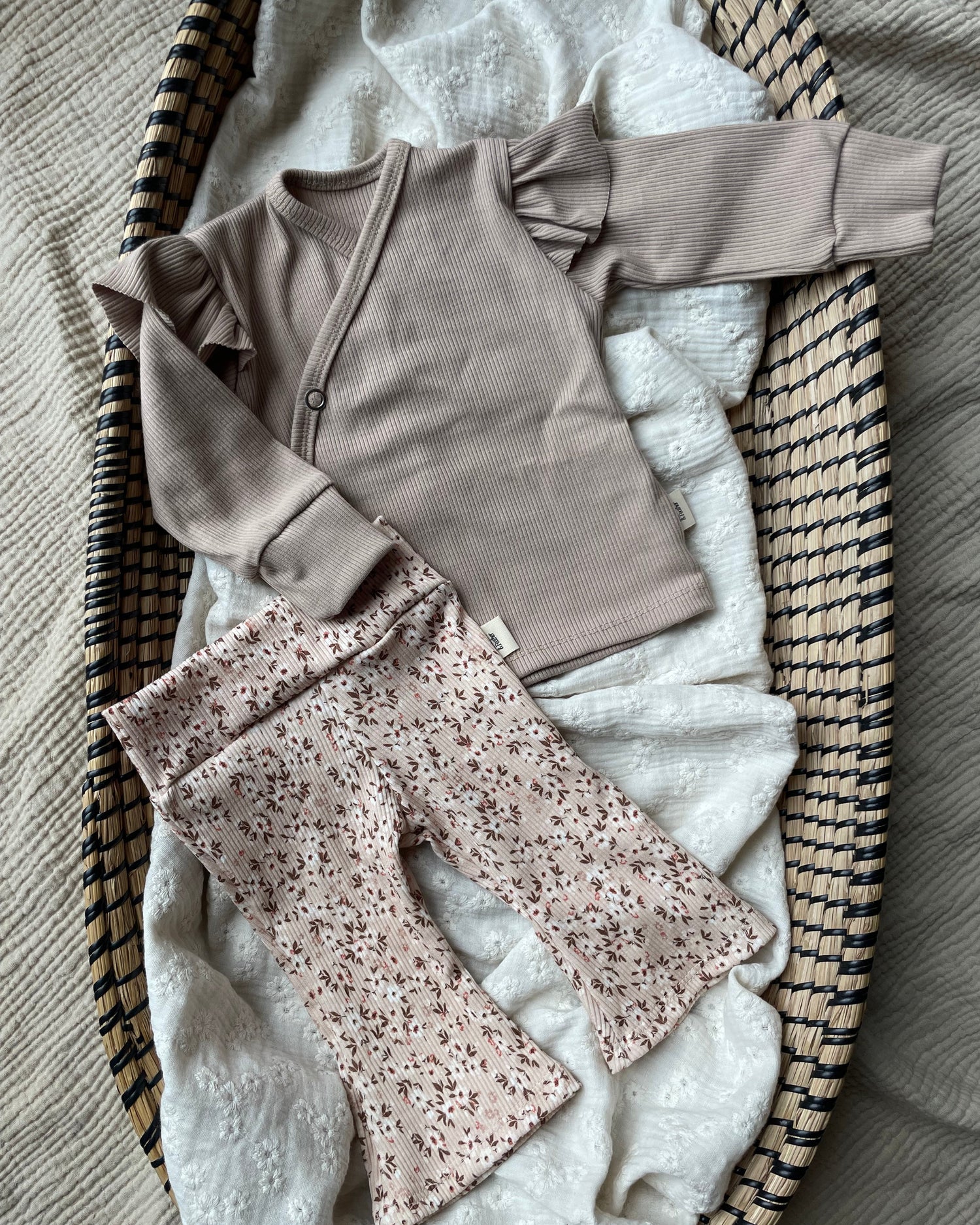 Flared broekje rib | Livia afbeelding 1 - Blossom & Feather