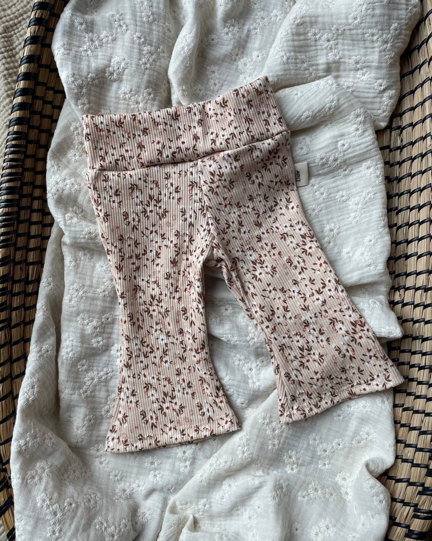 Flared broekje rib | Livia afbeelding 2 - Blossom & Feather