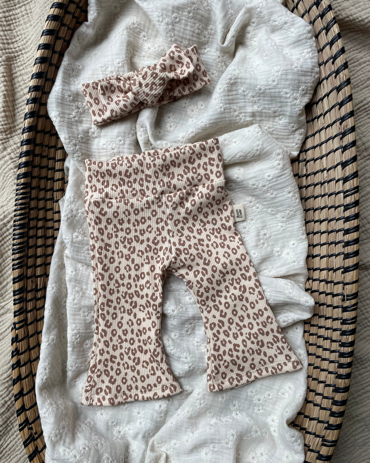 Flared broekje rib | Luipaard afbeelding 1 - Blossom & Feather