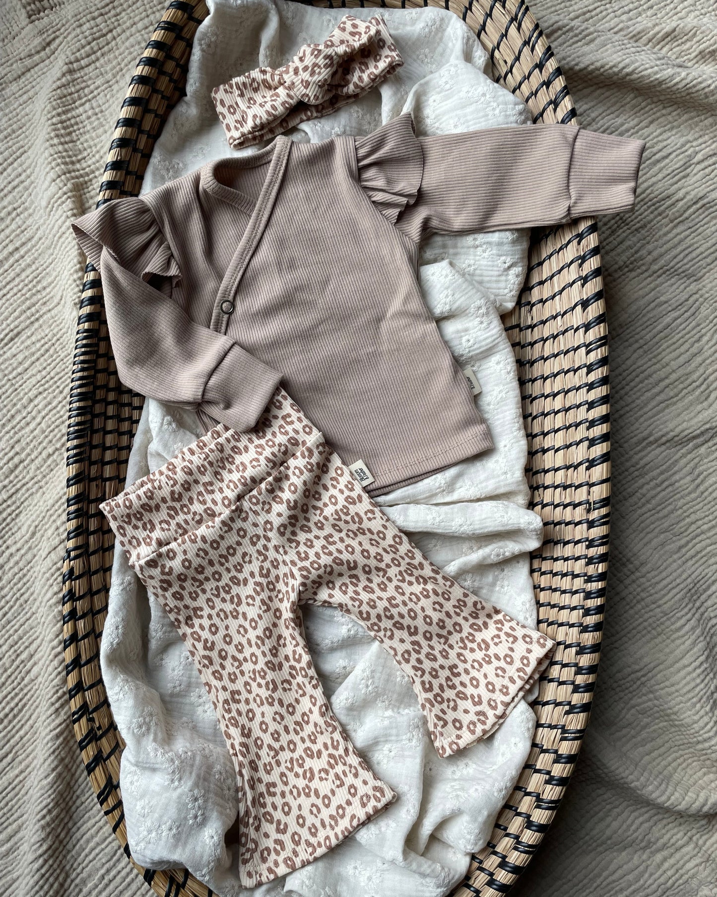 Flared broekje rib | Luipaard afbeelding 2 - Blossom & Feather
