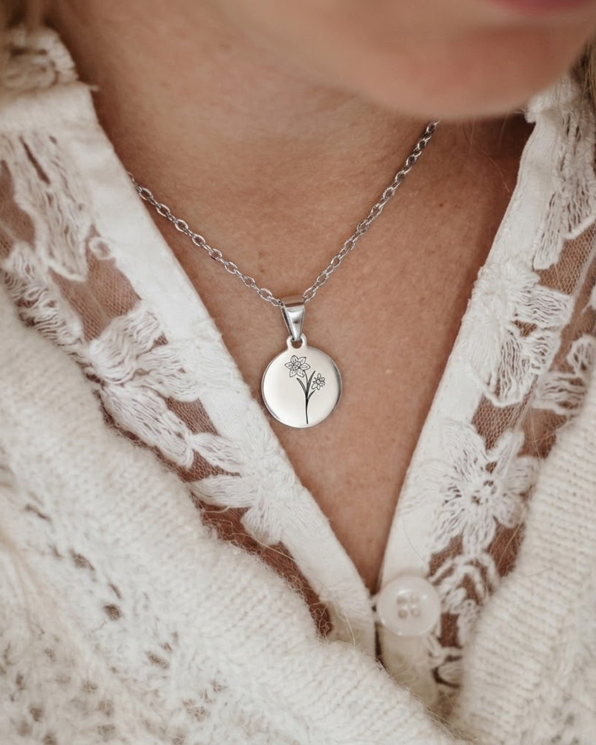 Collier fleur de naissance | Argent image 1 - Blossom & Feather