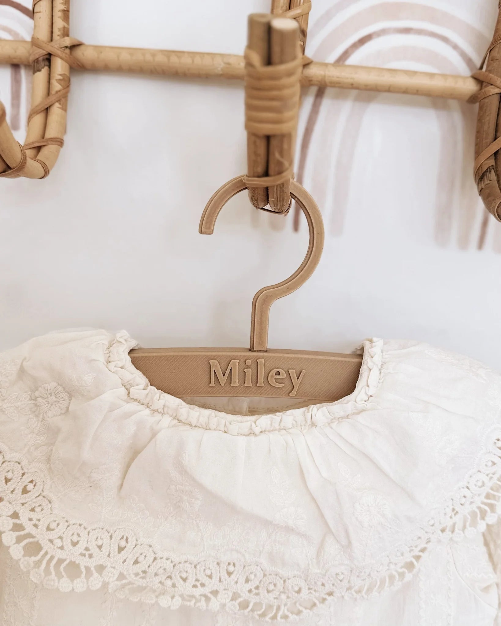 Kledinghangertje | Met naam afbeelding 1 - Blossom & Feather