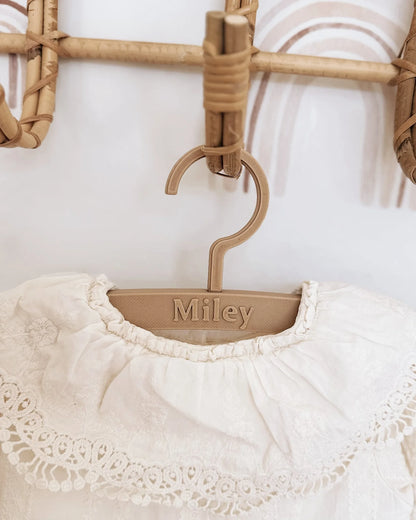 Kledinghangertje | Met naam afbeelding 1 - Blossom & Feather
