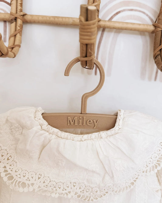 Kledinghangertje | Met naam afbeelding 1 - Blossom & Feather