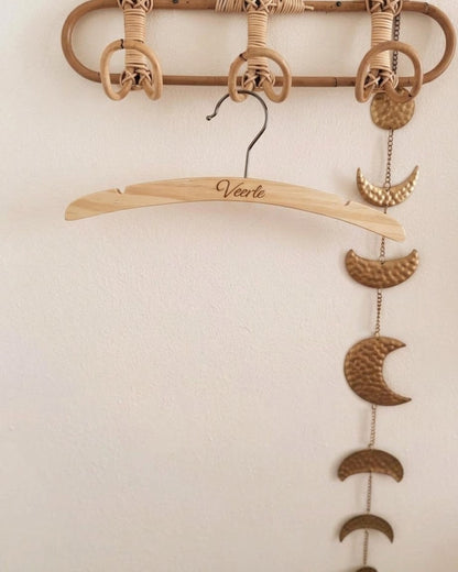 Kledinghangertje | Hout | Met naam afbeelding 2 - Blossom & Feather