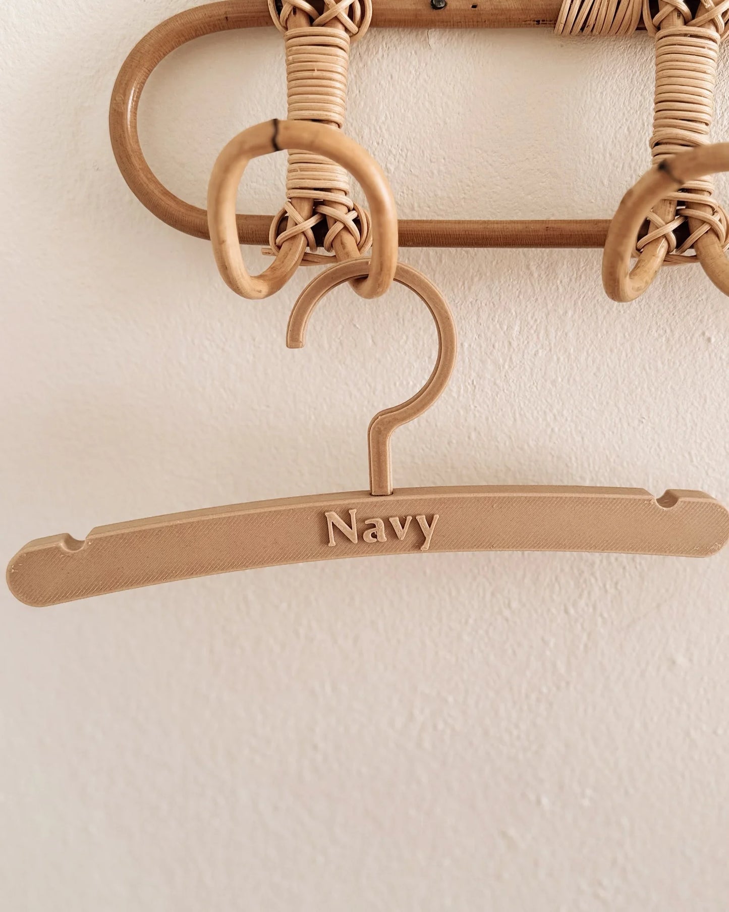 Kledinghangertje | Met naam afbeelding 3 - Blossom & Feather