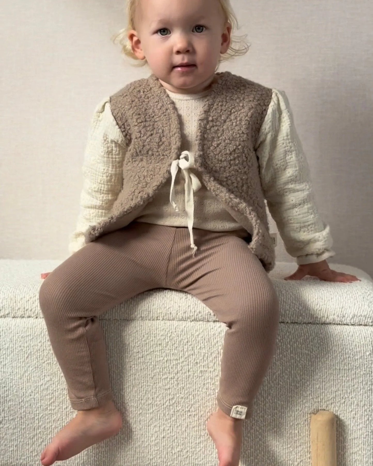 Gilet Teddy | Broderie | Taupe afbeelding 1 - Blossom & Feather