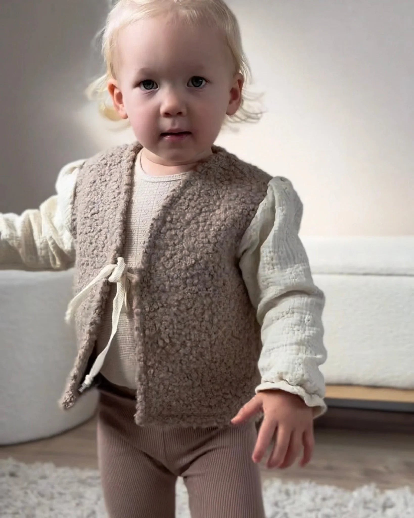 Gilet Teddy | Broderie | Taupe afbeelding 2 - Blossom & Feather