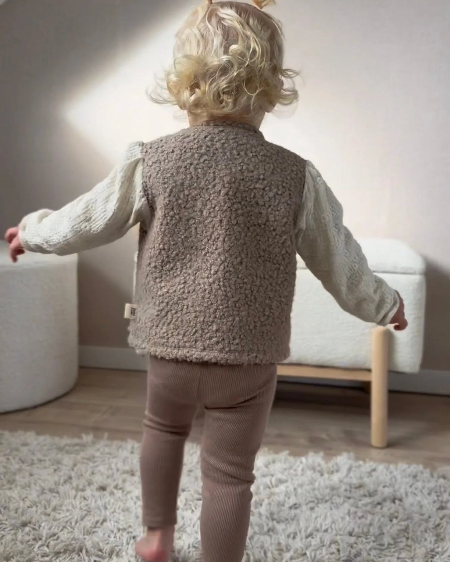 Gilet Teddy | Broderie | Taupe afbeelding 4 - Blossom & Feather